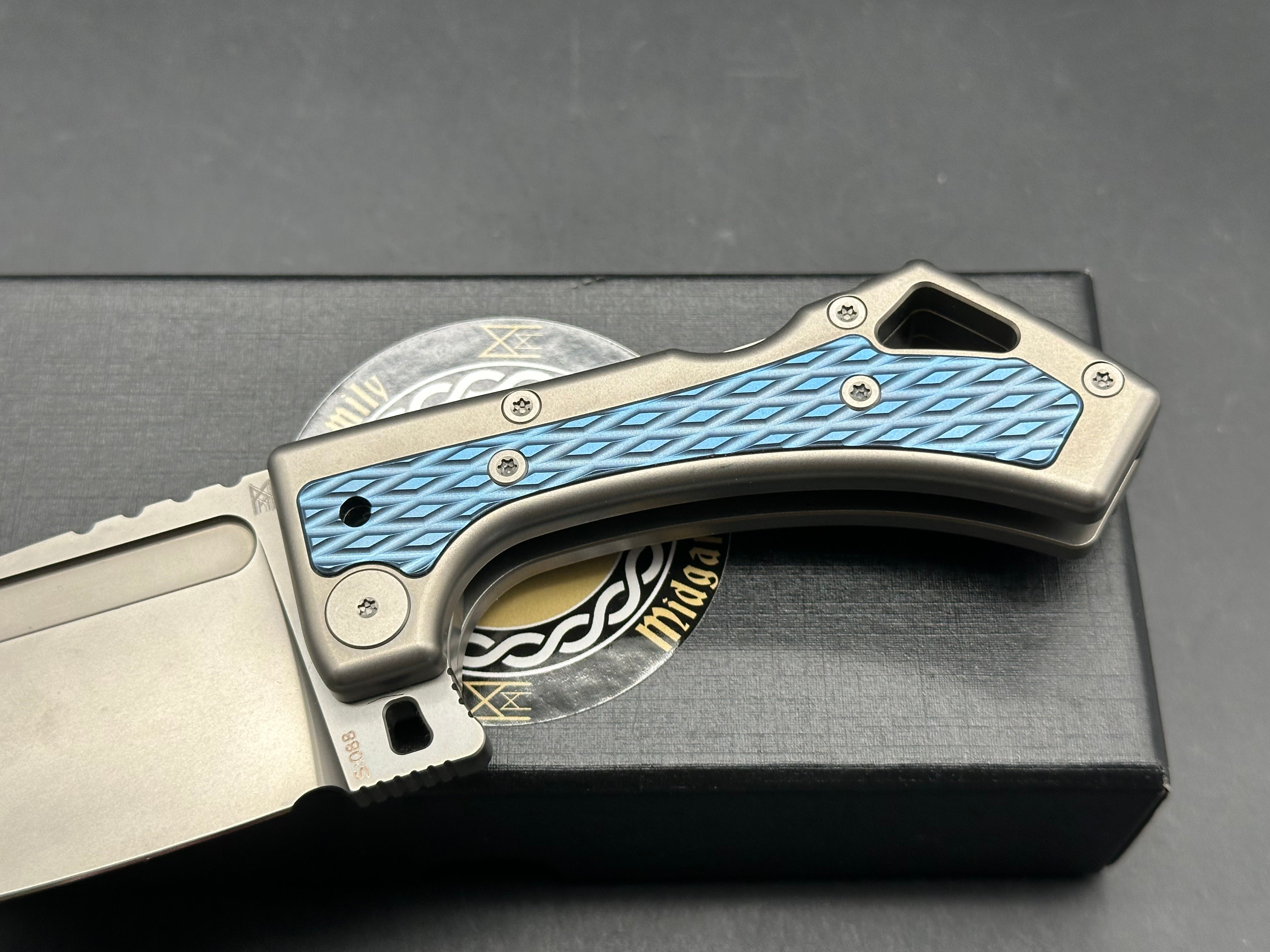 Midgards Messer - Nerthus/Grey Milled Ti Frame + Blue Ti Inlays & Clip