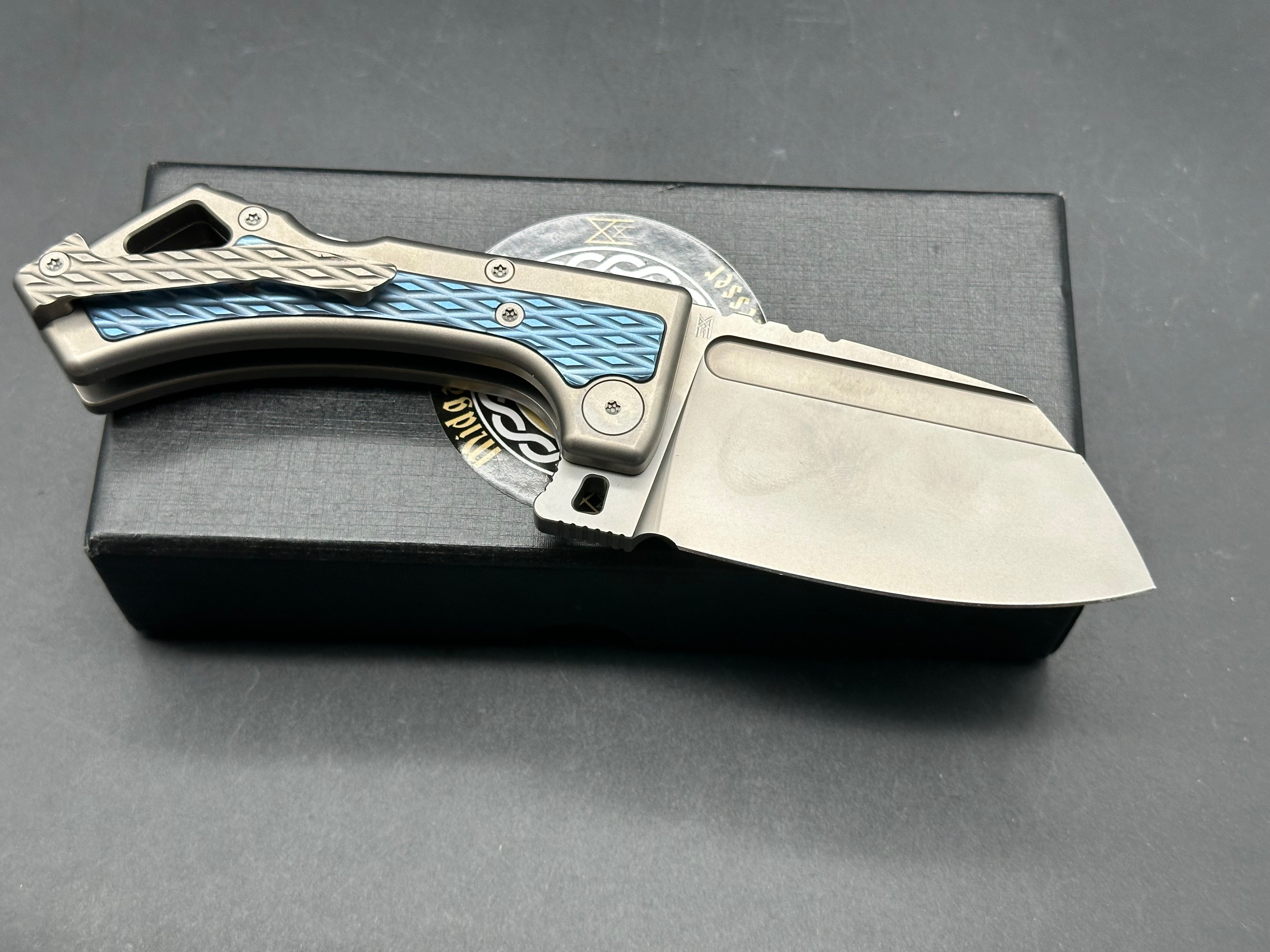 Midgards Messer - Nerthus/Grey Milled Ti Frame + Blue Ti Inlays & Clip