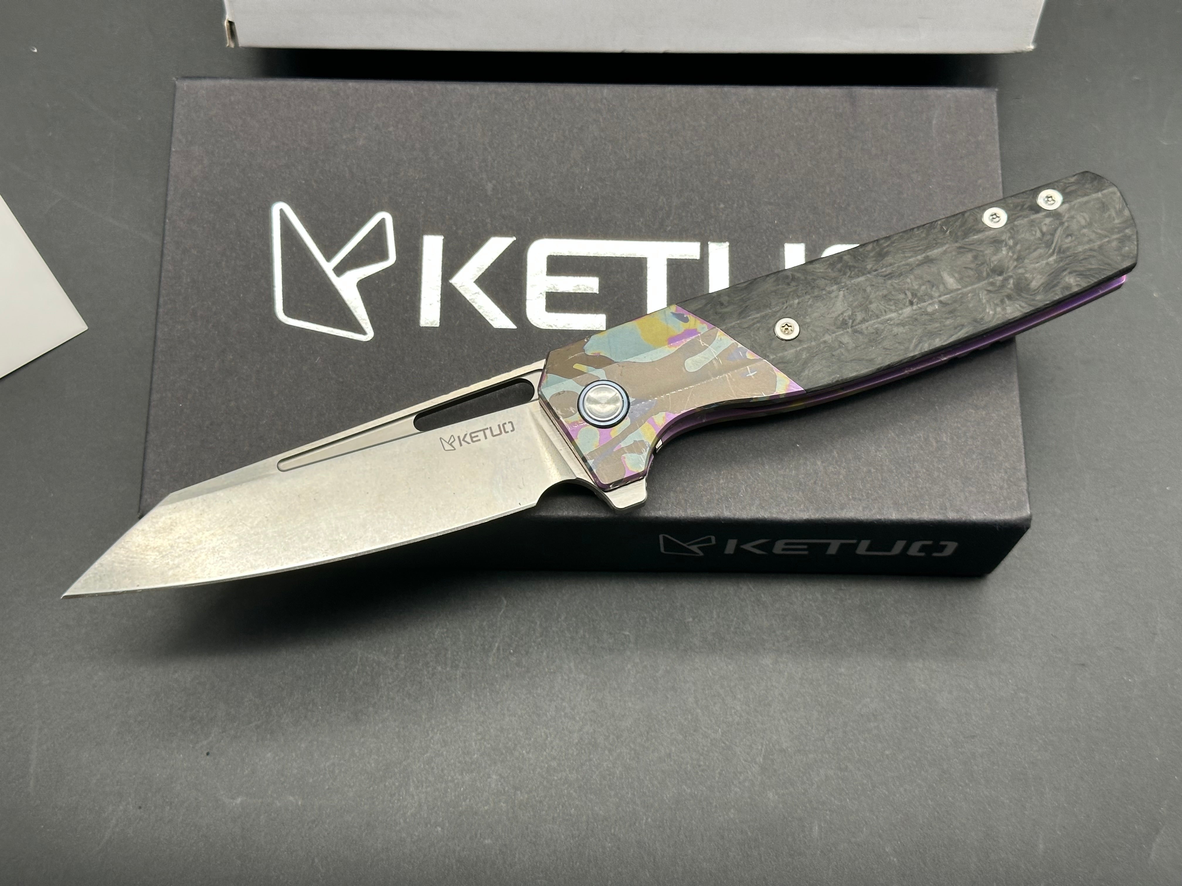 Ketuo Knives - Kamasu LE (20pcs)/Shred Carbon Showside Inlay w/Custom "Camo" Print Ti Frame