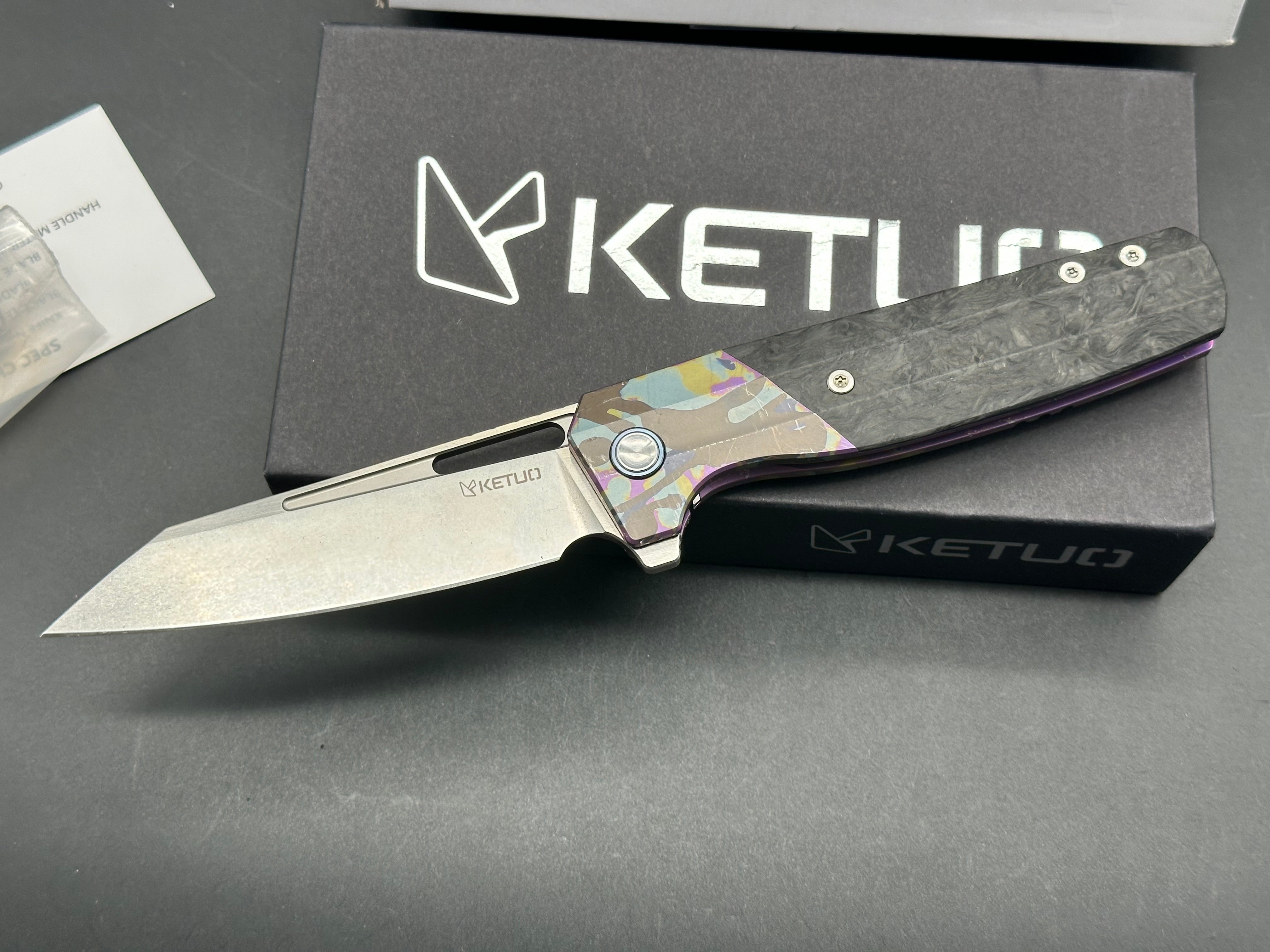 Ketuo Knives - Kamasu LE (20pcs)/Shred Carbon Showside Inlay w/Custom "Camo" Print Ti Frame