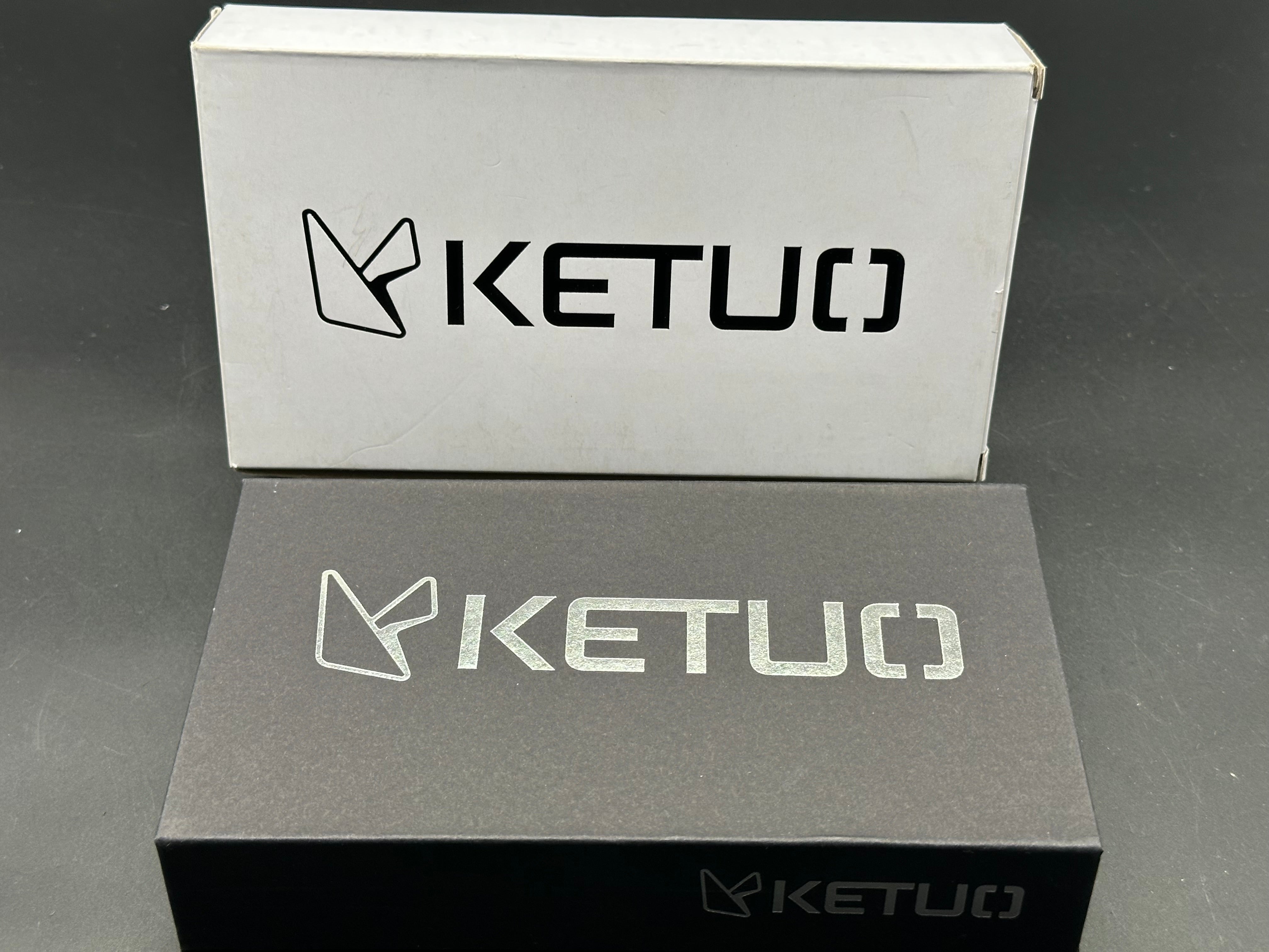 Ketuo Knives - Kamasu LE (20pcs)/Shred Carbon Showside Inlay w/Custom "80s Paint" Print Ti Frame