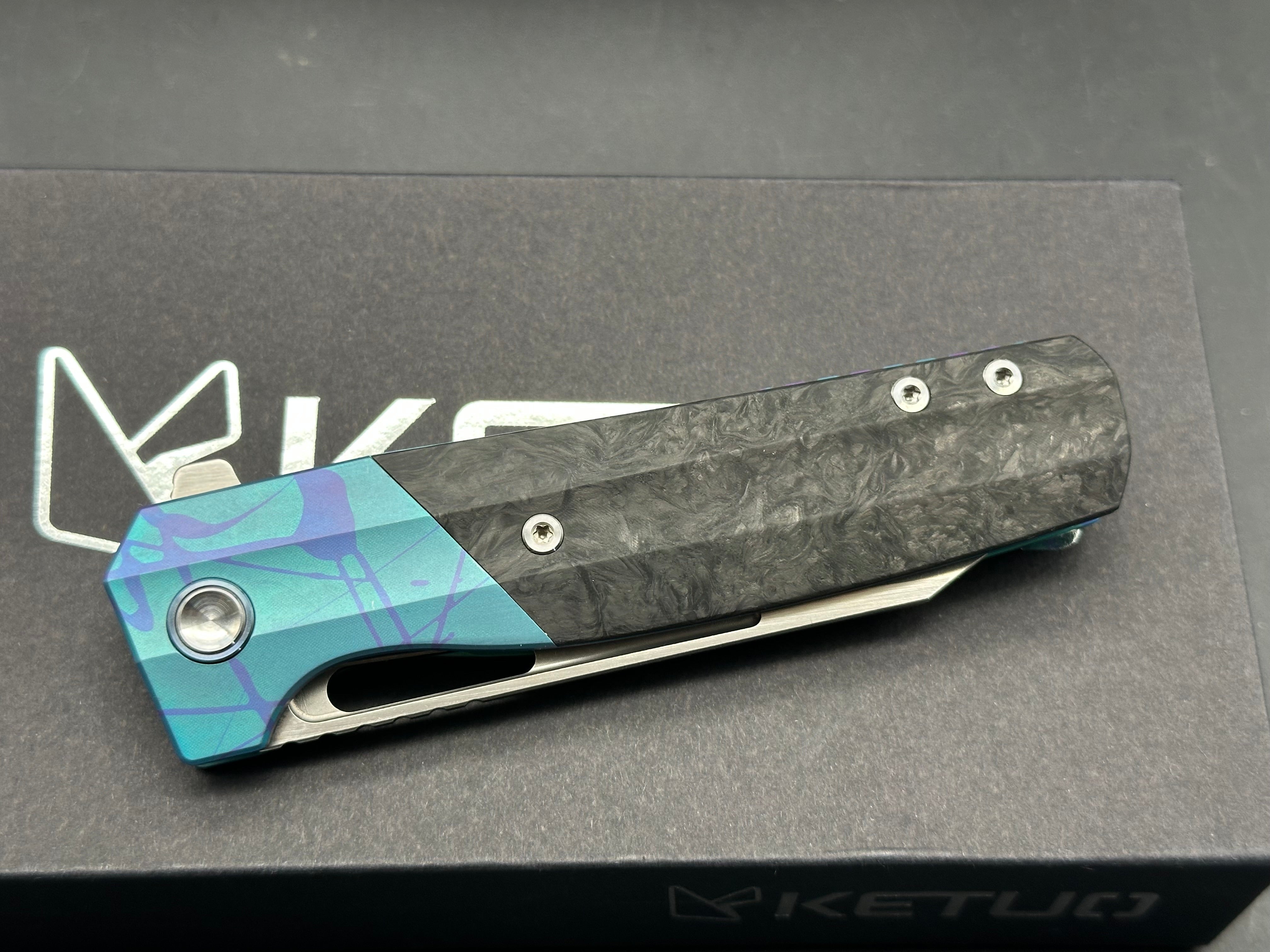 Ketuo Knives - Kamasu LE (20pcs)/Shred Carbon Showside Inlay w/Custom "80s Paint" Print Ti Frame