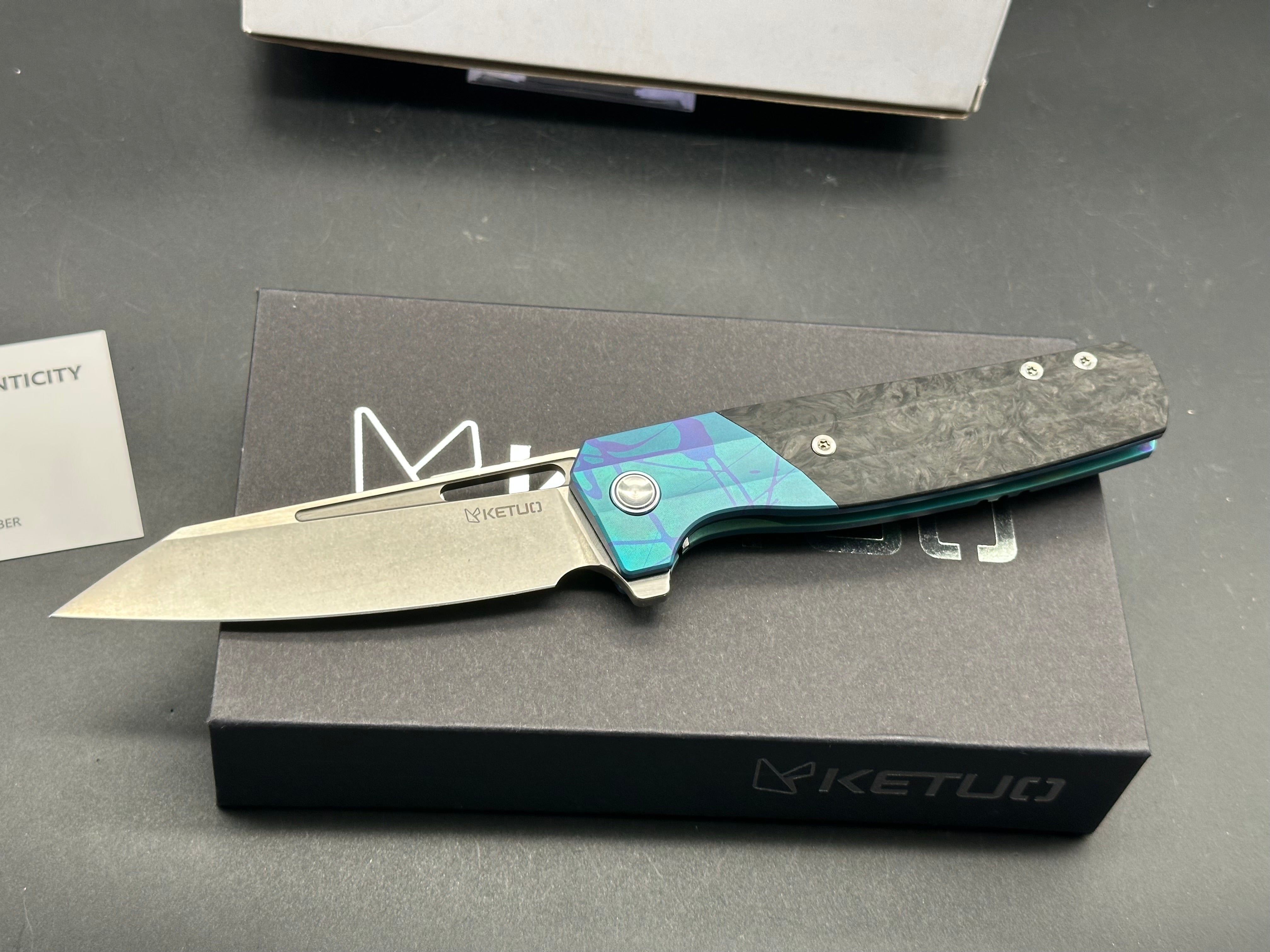 Ketuo Knives - Kamasu LE (20pcs)/Shred Carbon Showside Inlay w/Custom "80s Paint" Print Ti Frame