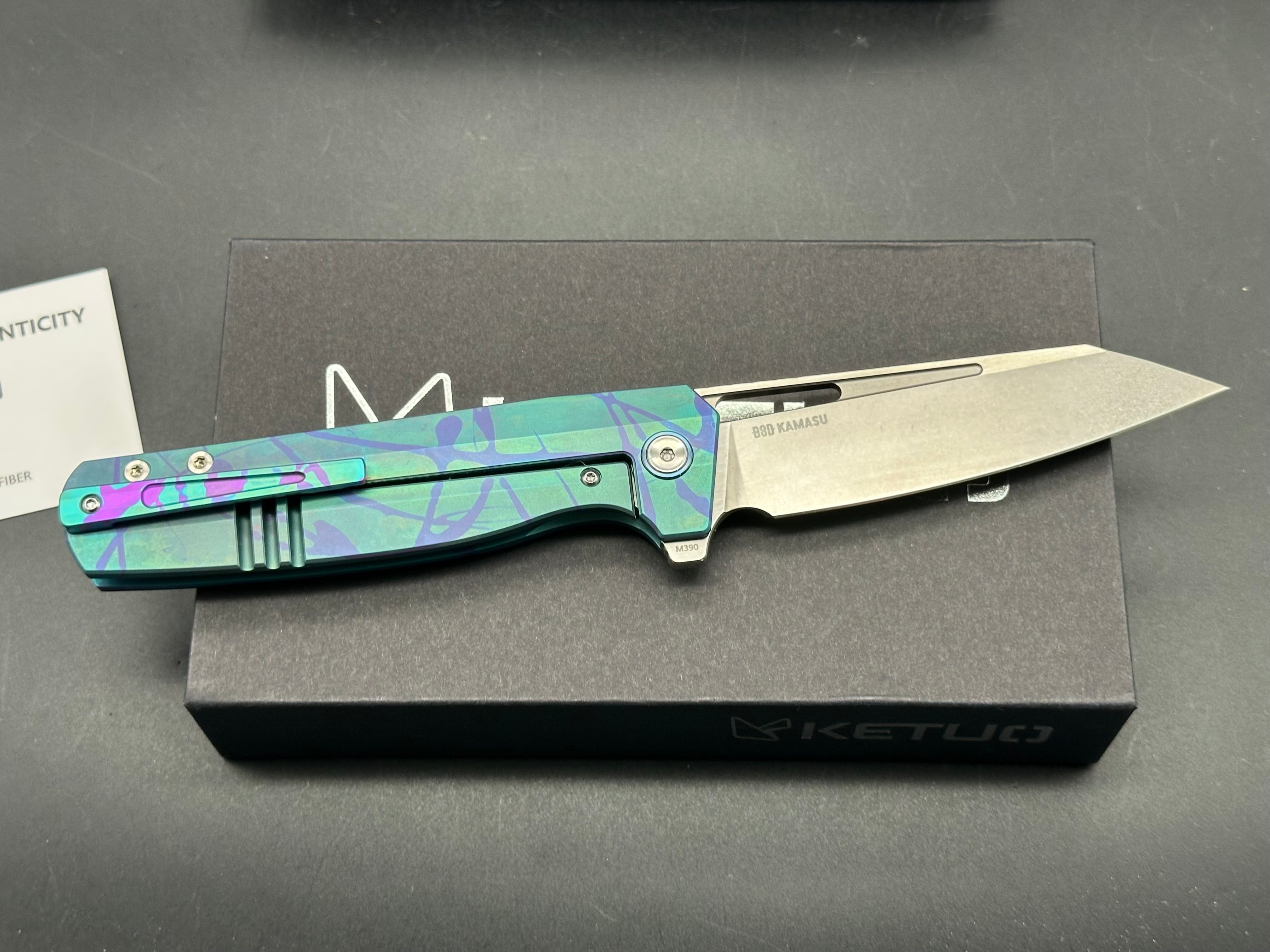 Ketuo Knives - Kamasu LE (20pcs)/Shred Carbon Showside Inlay w/Custom "80s Paint" Print Ti Frame