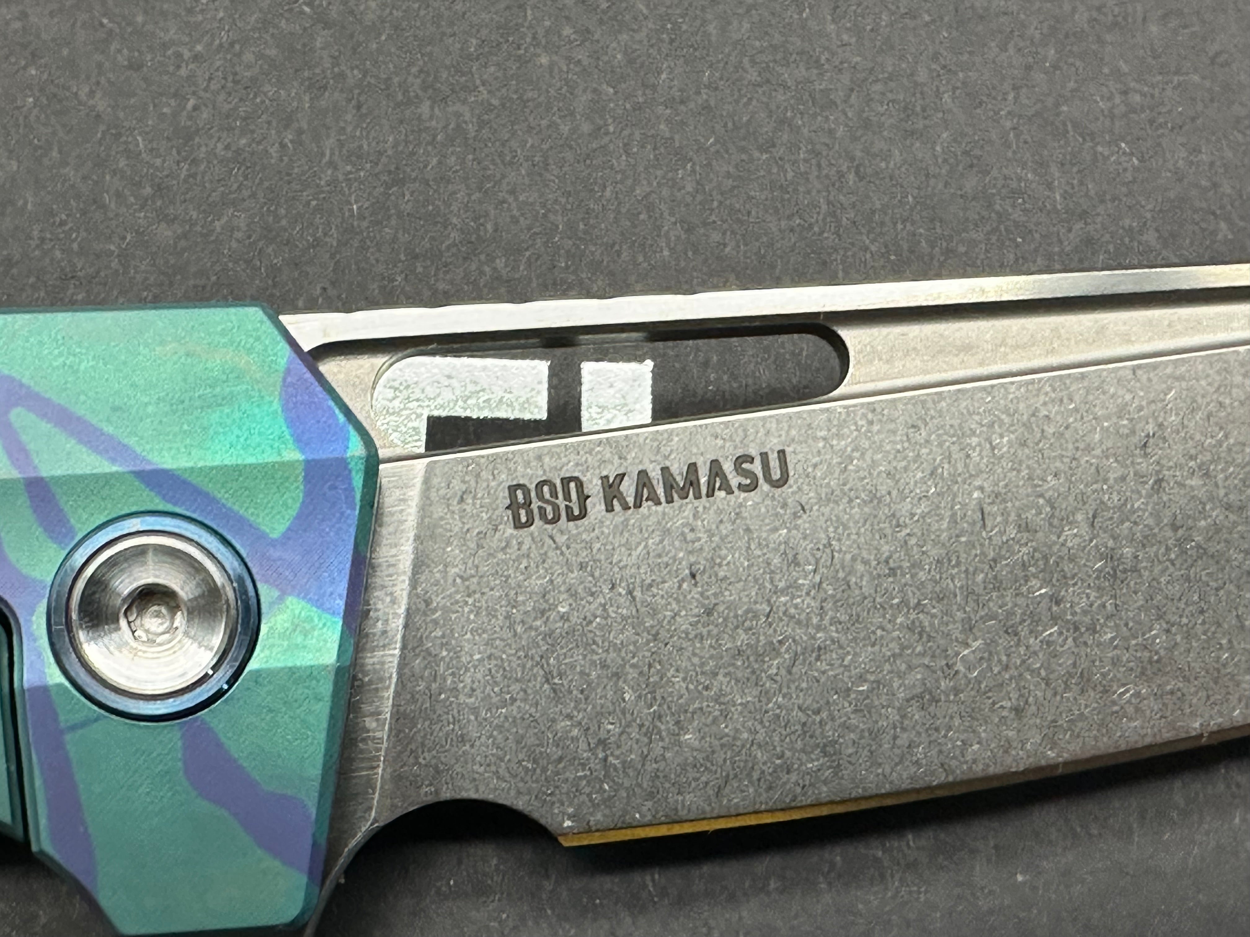 Ketuo Knives - Kamasu LE (20pcs)/Shred Carbon Showside Inlay w/Custom "80s Paint" Print Ti Frame