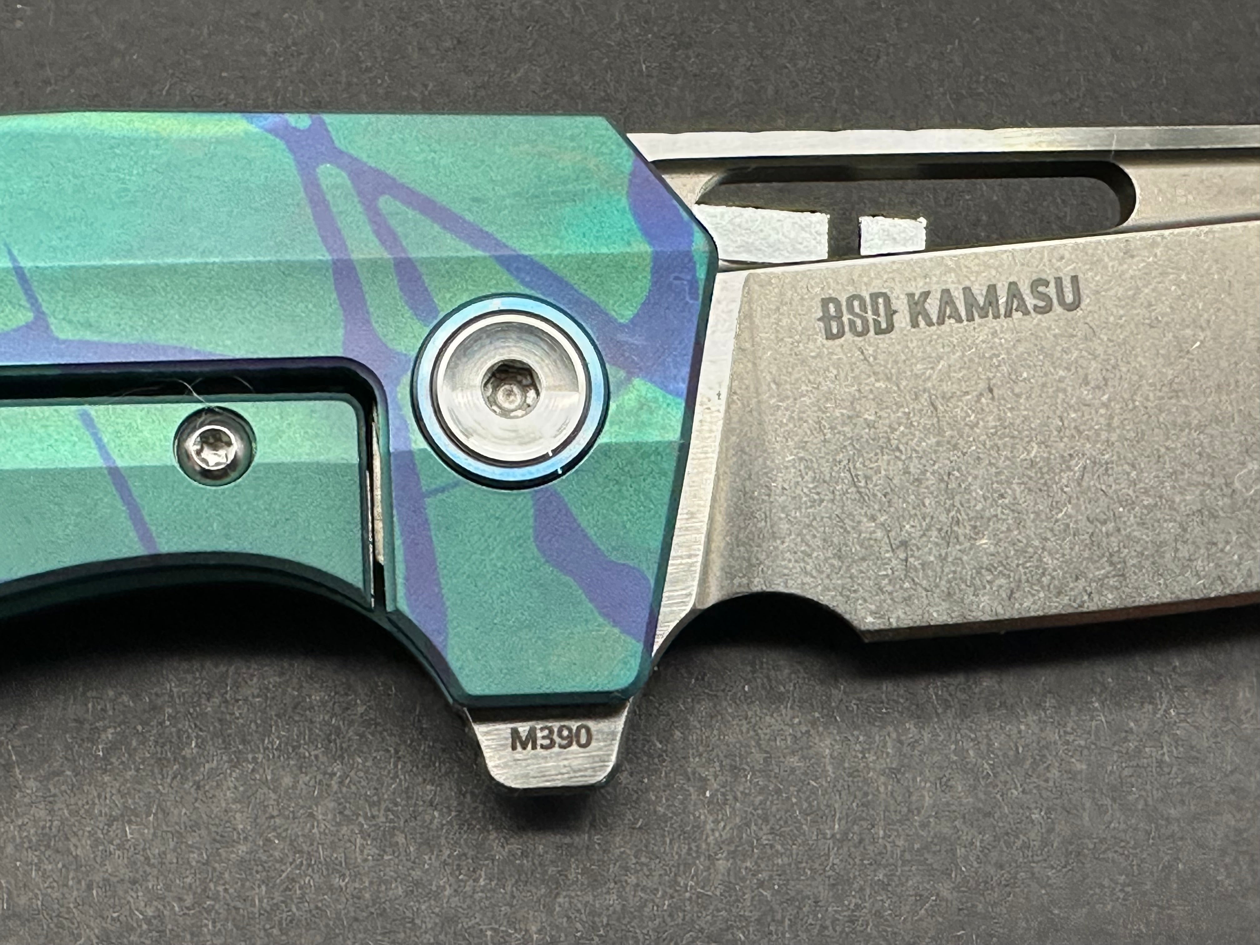 Ketuo Knives - Kamasu LE (20pcs)/Shred Carbon Showside Inlay w/Custom "80s Paint" Print Ti Frame