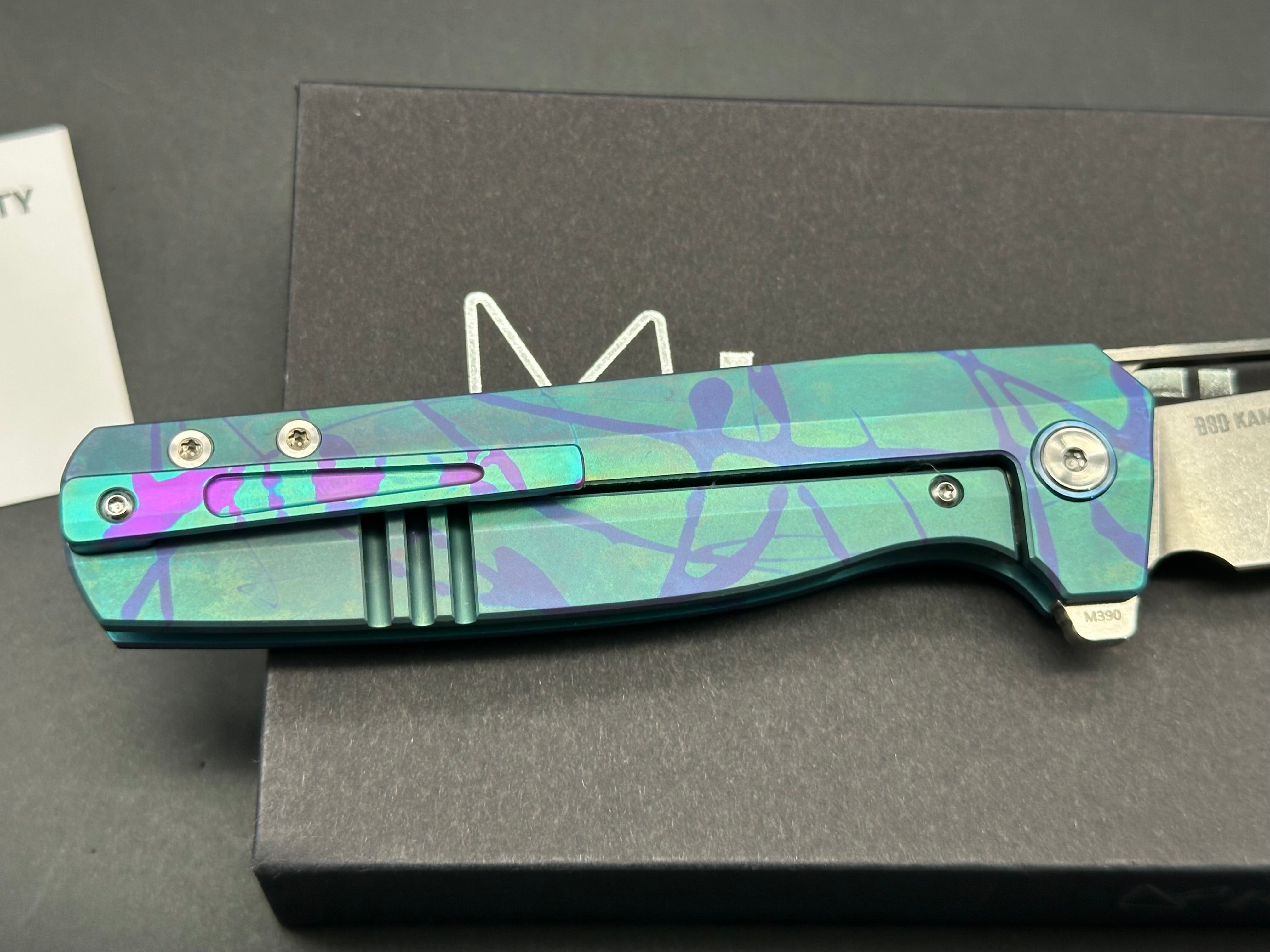 Ketuo Knives - Kamasu LE (20pcs)/Shred Carbon Showside Inlay w/Custom "80s Paint" Print Ti Frame