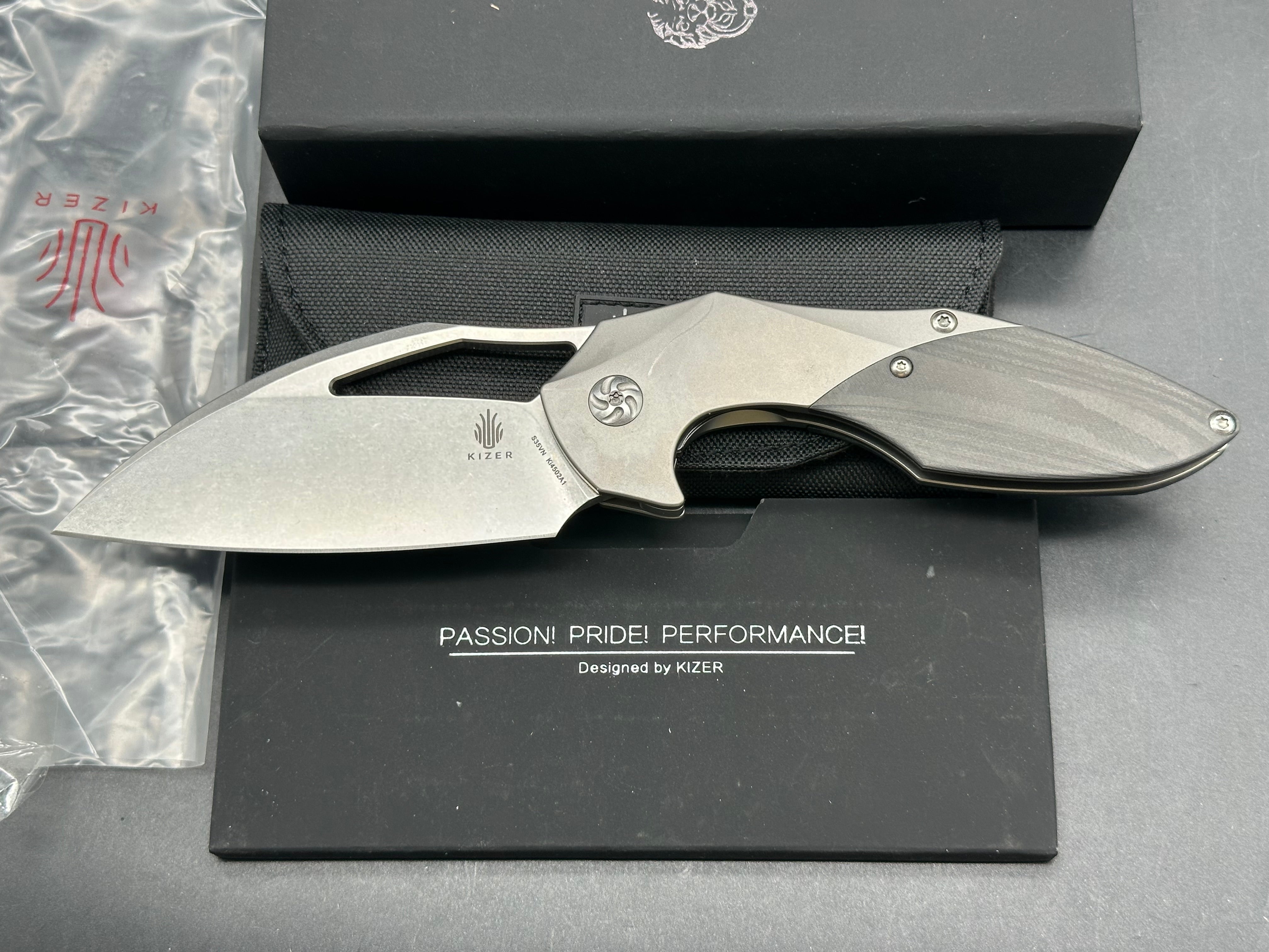 Kizer Megatherium Elijah Isham design 3.625 flat grind, stonewash CPM-S35VN Wharncliffe blade Carbon fiber and titanium handle. Titanium clip