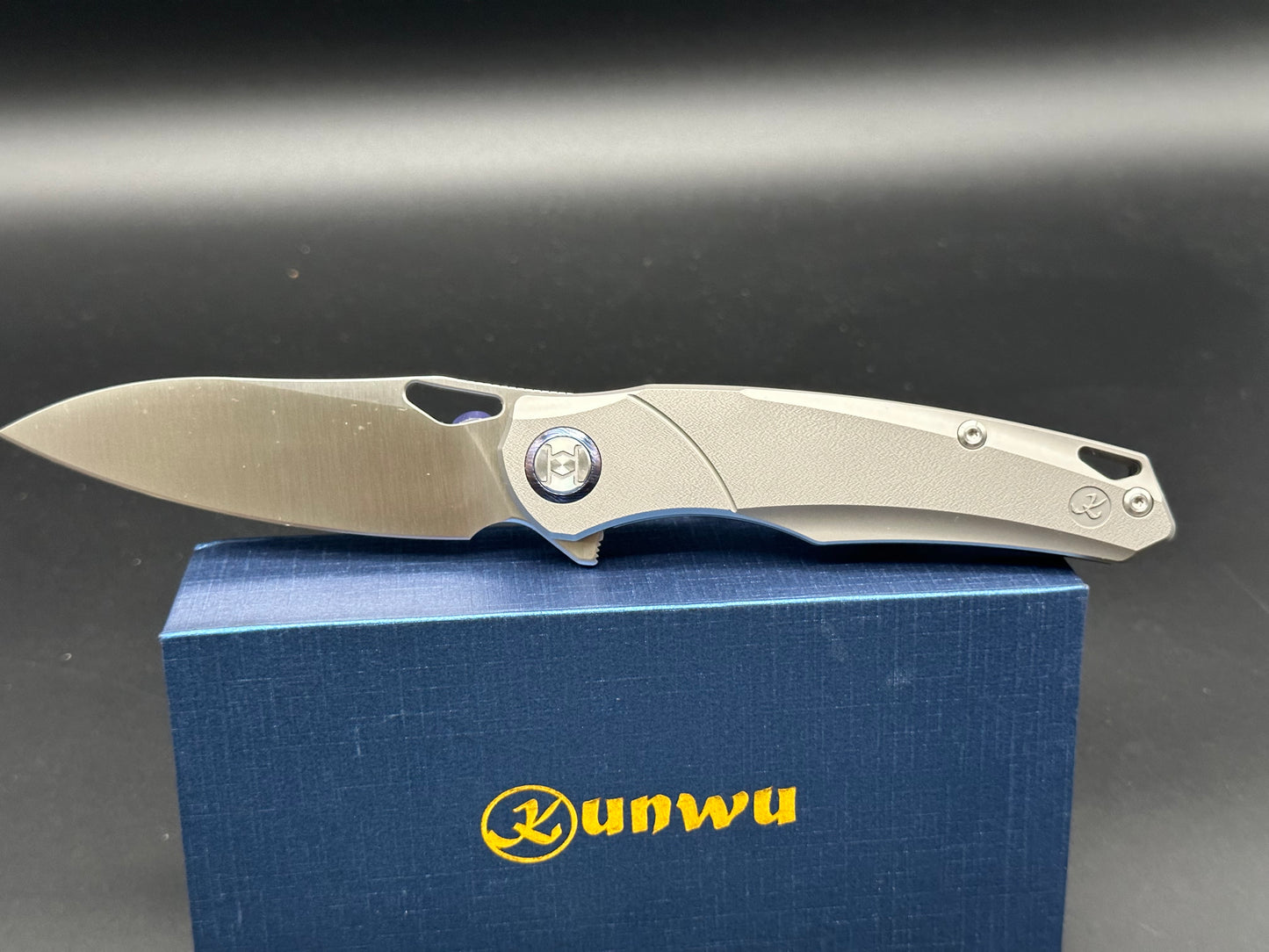 Kunwu Zen titanium handle w/Elmax blade