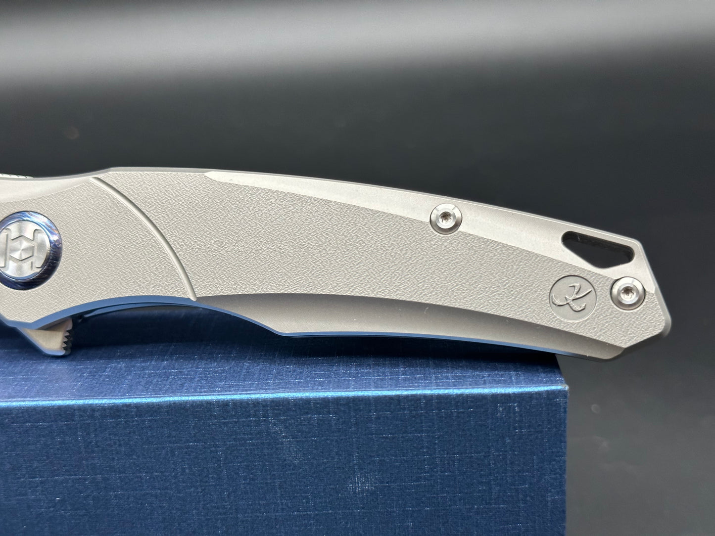 Kunwu Zen titanium handle w/Elmax blade