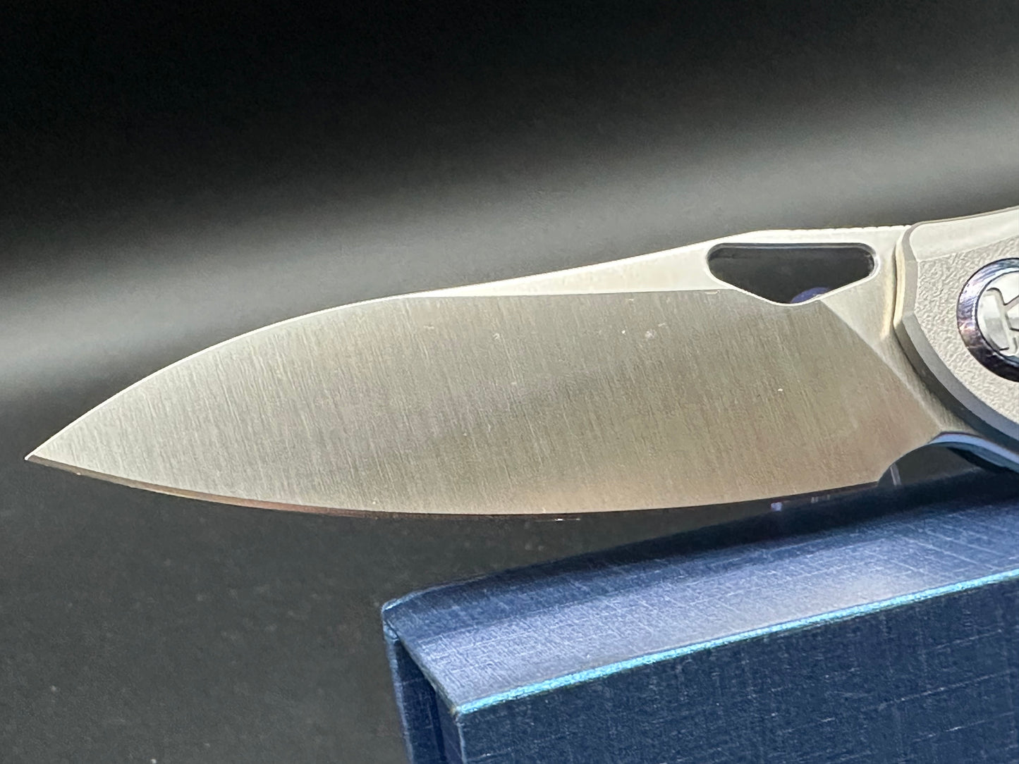 Kunwu Zen titanium handle w/Elmax blade