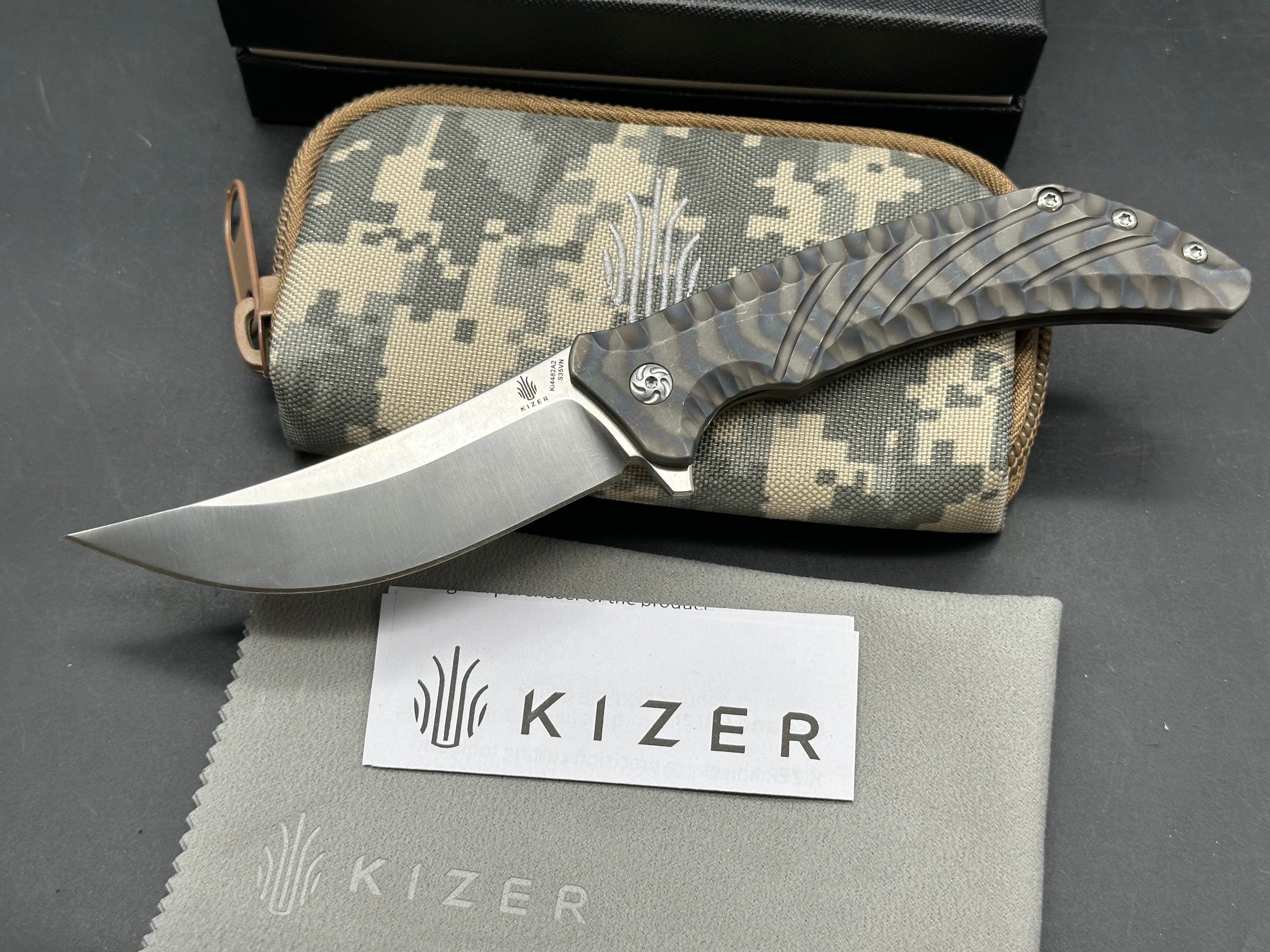 Kizer Nomad Dirk Pinkerton design 3.75 trailing point, flat grind, satin CPM-S35VN upswept blade
