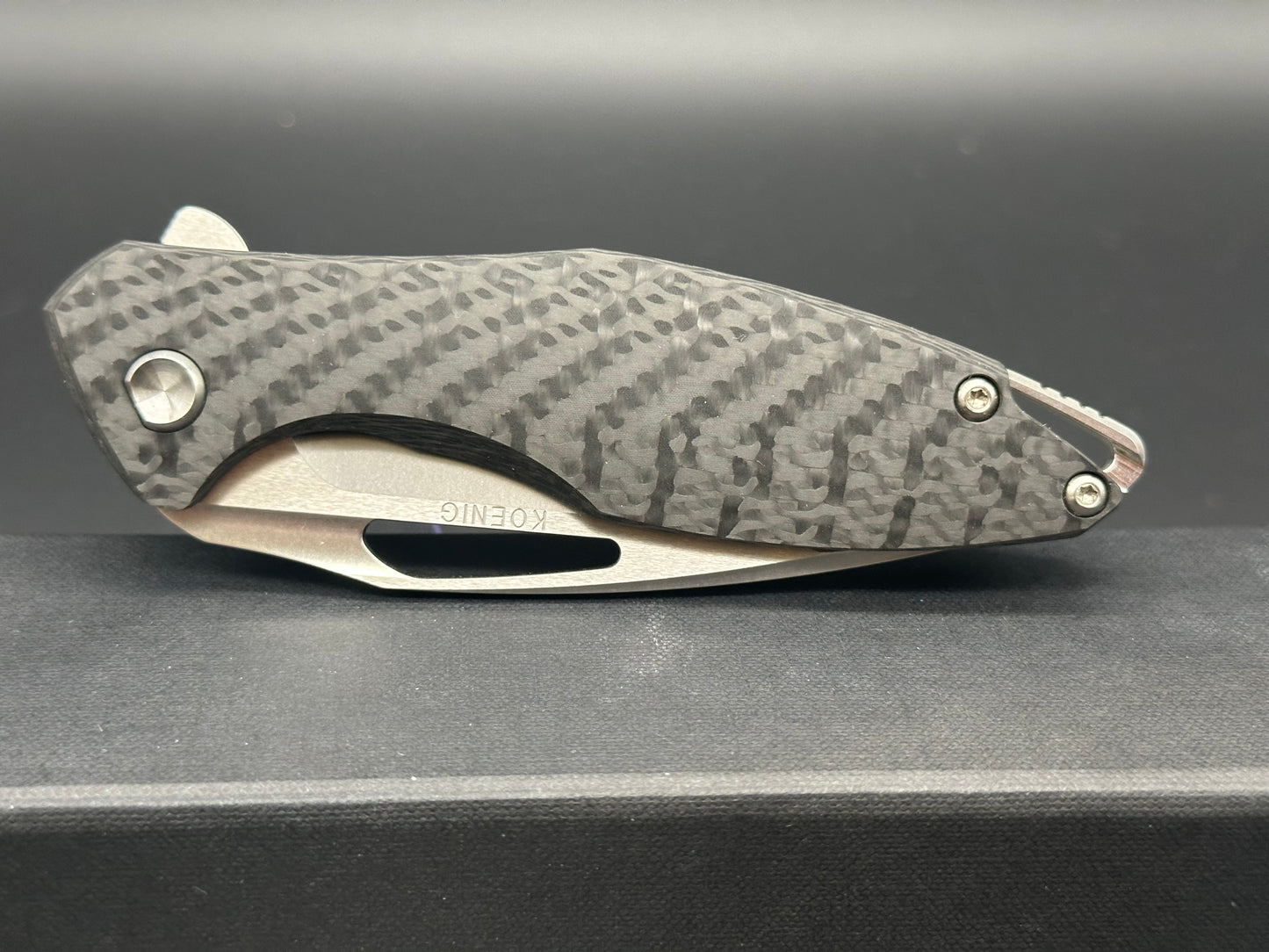 Koenig Arius Gen 4 M390 CF scale, silver accents