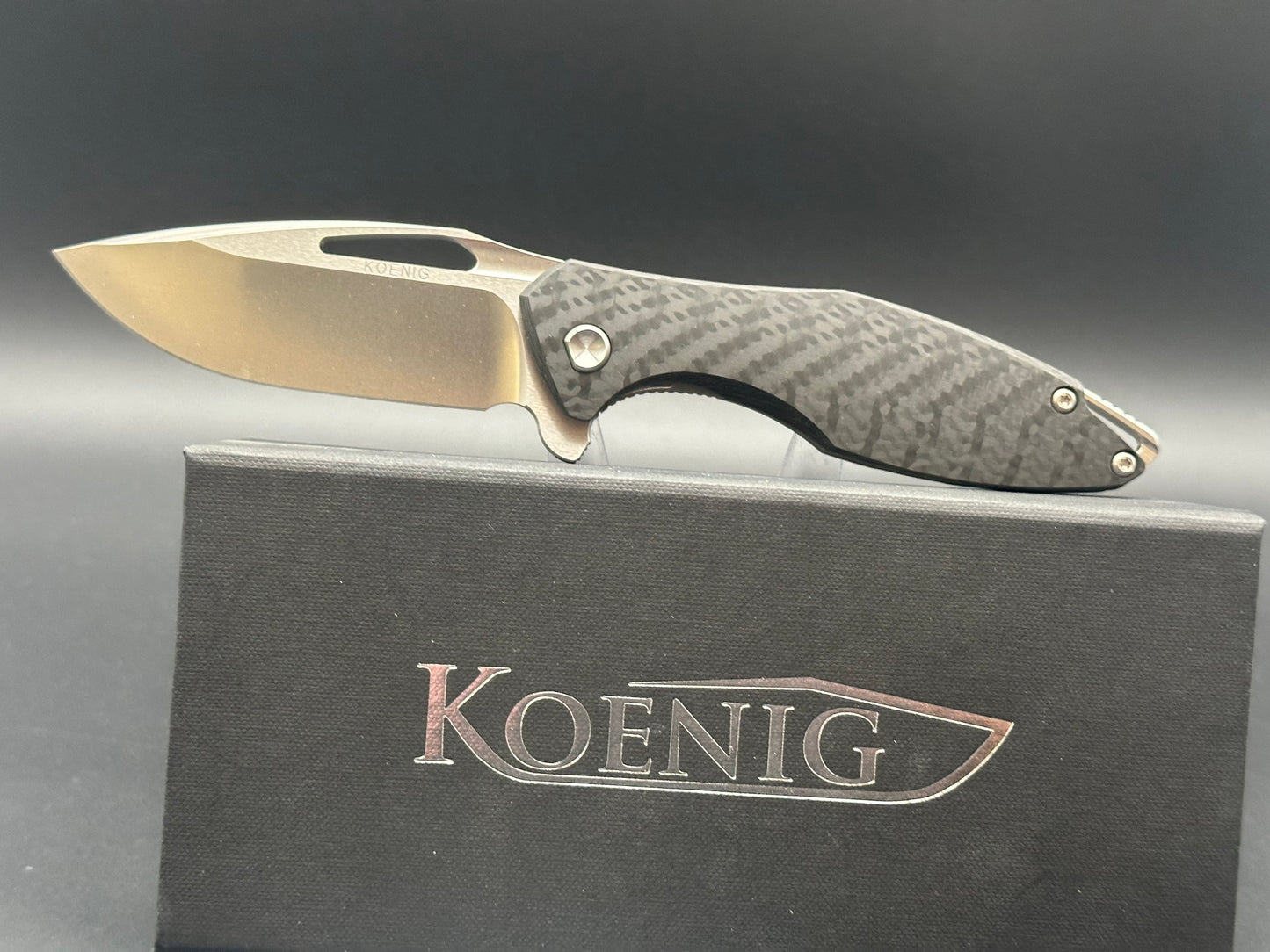 Koenig Arius Gen 4 M390 CF scale, silver accents