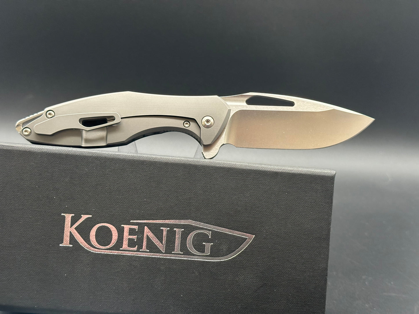 Koenig Arius Gen 4 M390 CF scale, silver accents