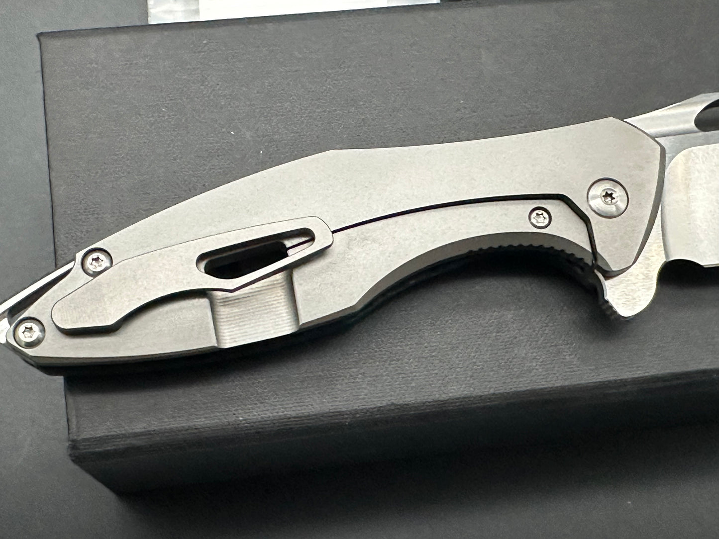 Koenig Arius Gen 4 M390 CF scale, silver accents