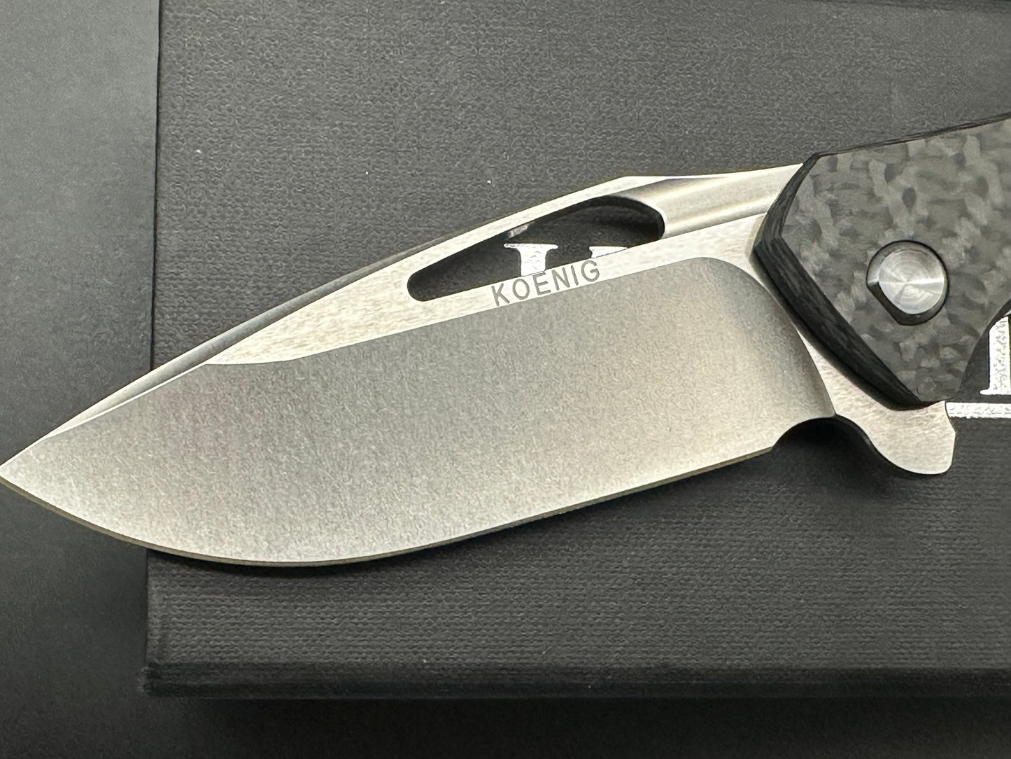 Koenig Arius Gen 4 M390 CF scale, silver accents