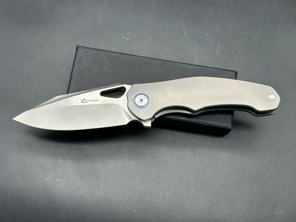 Yangge YG005 titanium handle w/Elmax blade