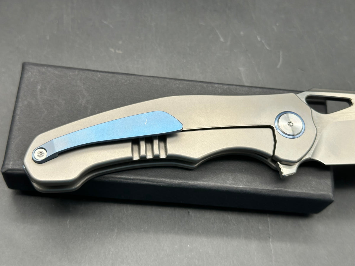 Yangge YG005 titanium handle w/Elmax blade