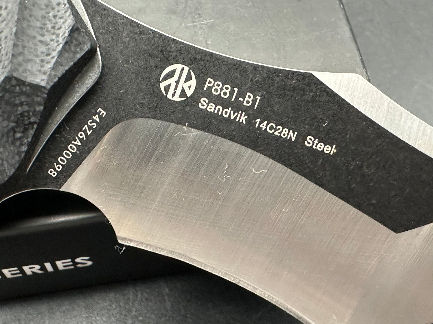 RUIKE P881 BLACK TEXTURED G10 HANDLE BLACK PLAIN EDGE