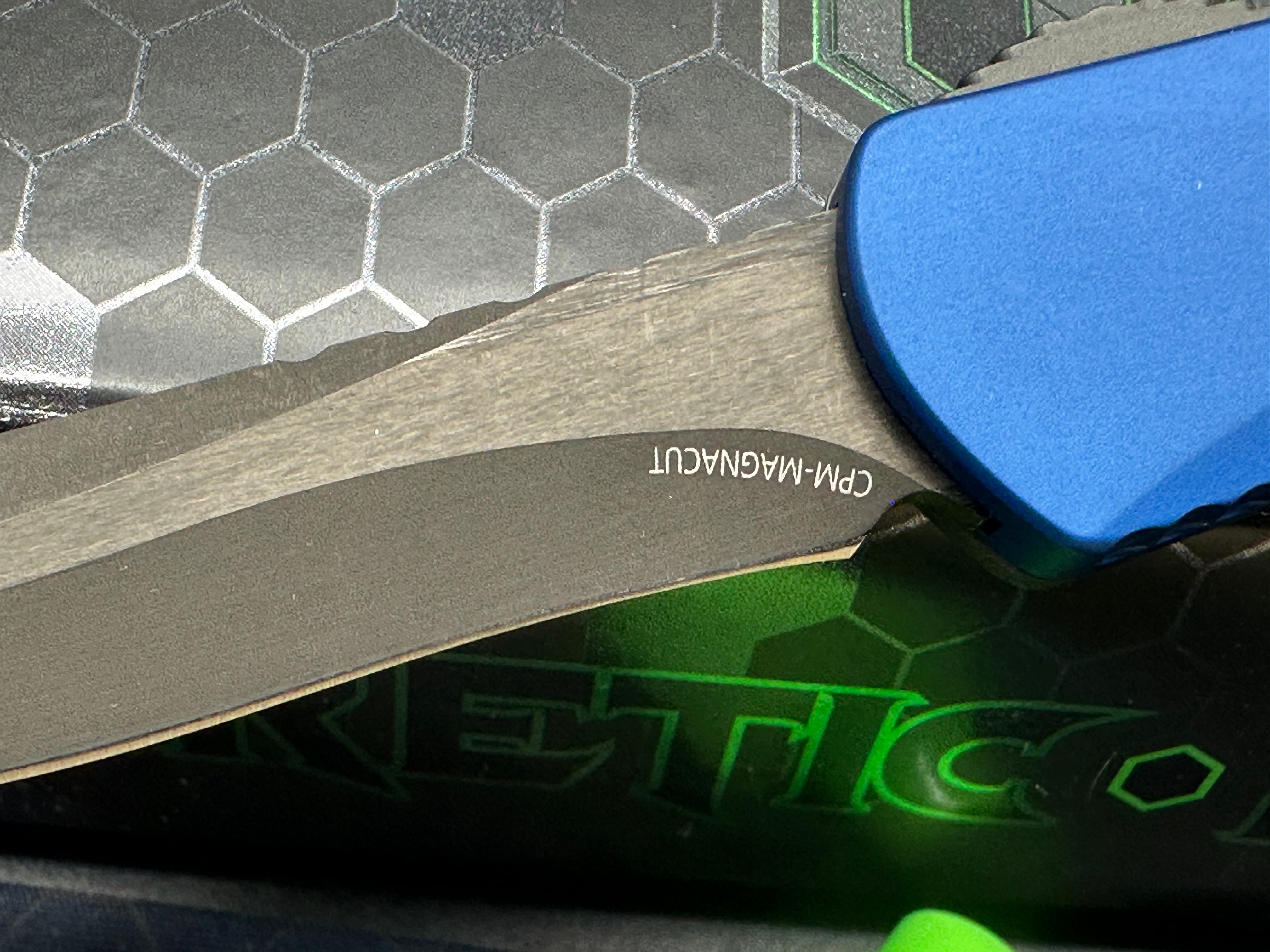HERETIC MANTICORE-S OTF KNIFE- RECURVE EDGE- BLUE ANO/BLUE CAMO CARBON HANDLE- BLACK DLC BLADE H025-6A-BLU/CF