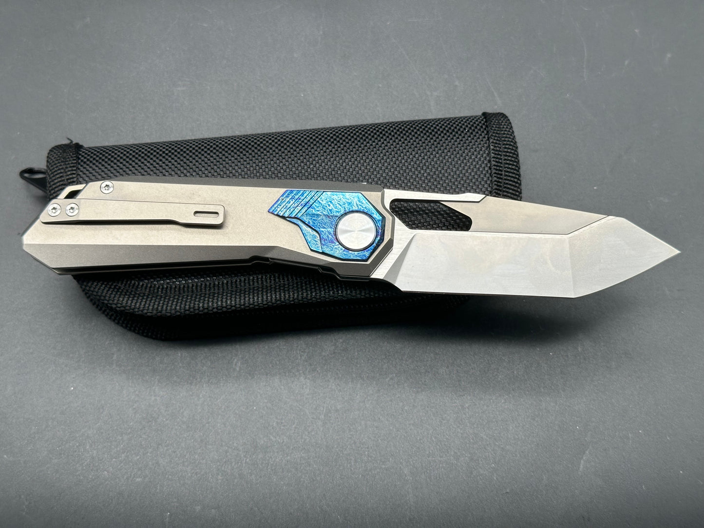 REMETTE RT-PEREGRINE FALCON TITANIUM/COLOR INLAY HANDLE M390 REVERSE TANTO