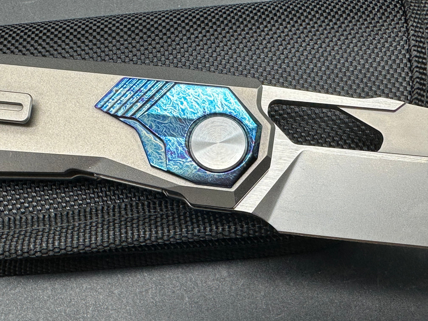 REMETTE RT-PEREGRINE FALCON TITANIUM/COLOR INLAY HANDLE M390 REVERSE TANTO