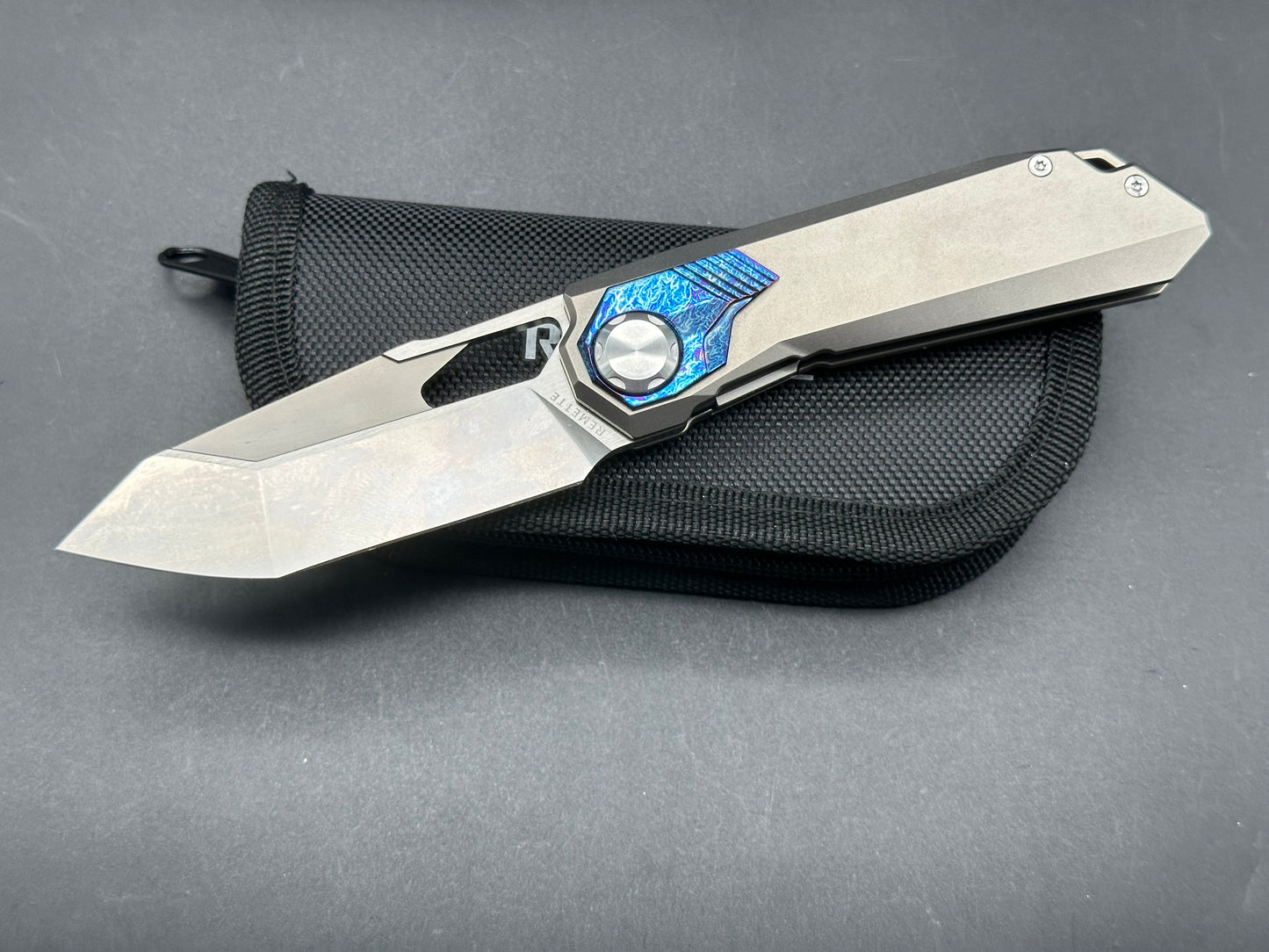 REMETTE RT-PEREGRINE FALCON TITANIUM/COLOR INLAY HANDLE M390 REVERSE TANTO