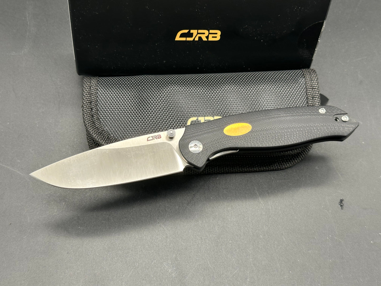 CJRB AES BLACK G10/BRASS HANDLE AR-RPM9 DROP POINT PLAIN EDGE SAND POLISH FINISH