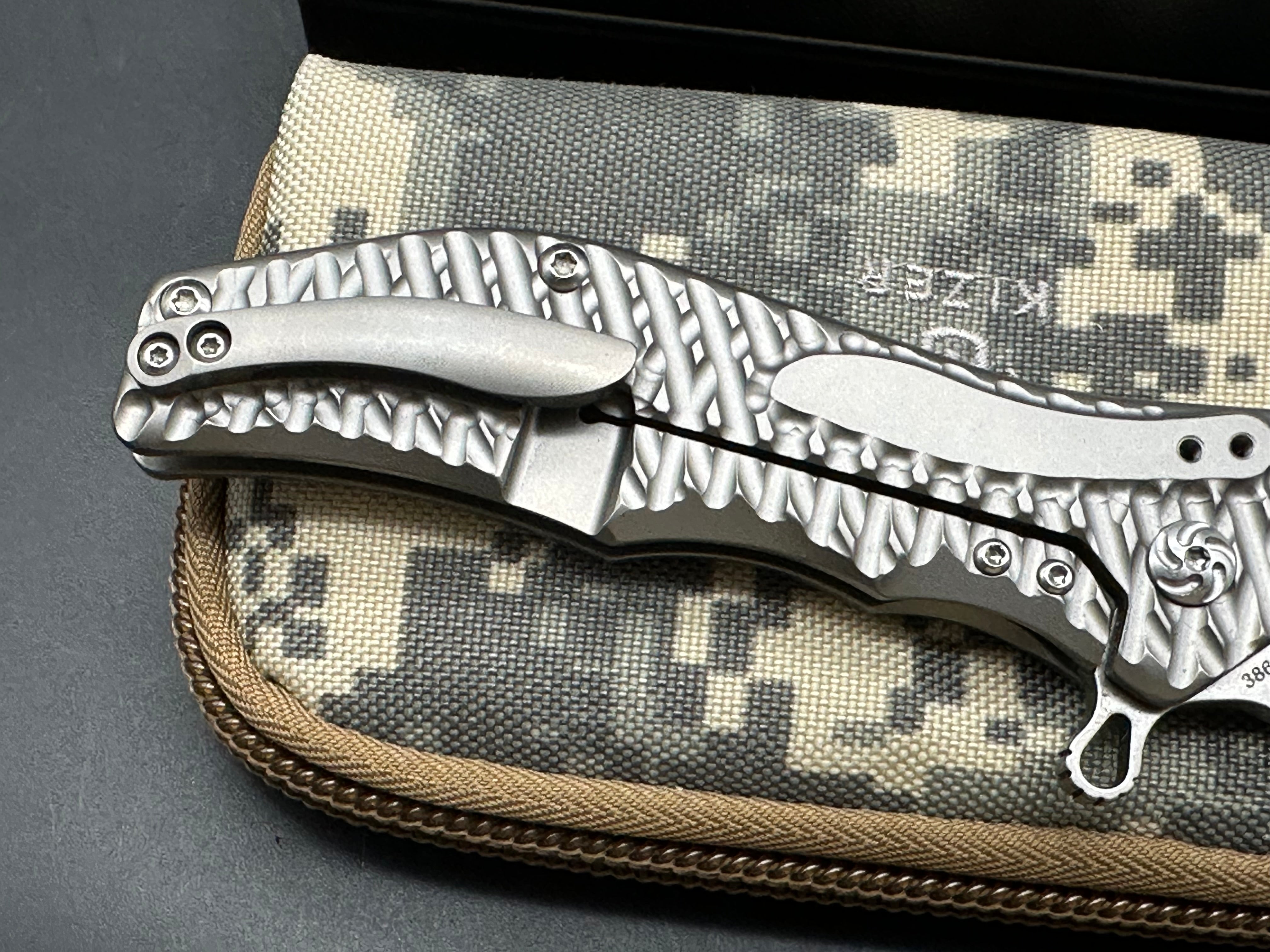 Kizer Gunhammer: Designed by Darrel Ralph after his custom Gunhammer. 3.5 inch CPM-S35VN bowie blade