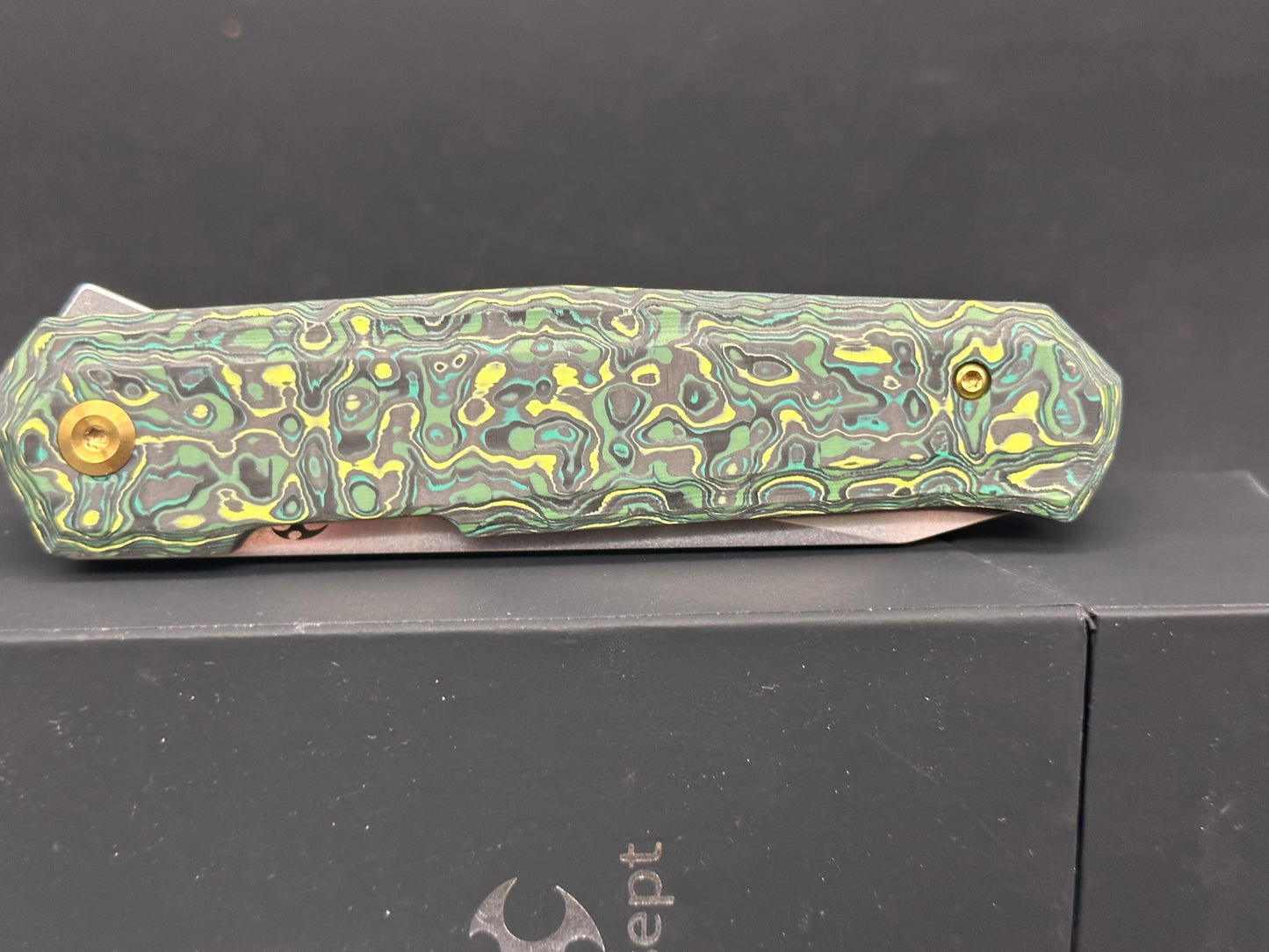 KANSEPT INTEGRA GREEN/YELLOW CARBON FIBER HANDLE S35VN blade