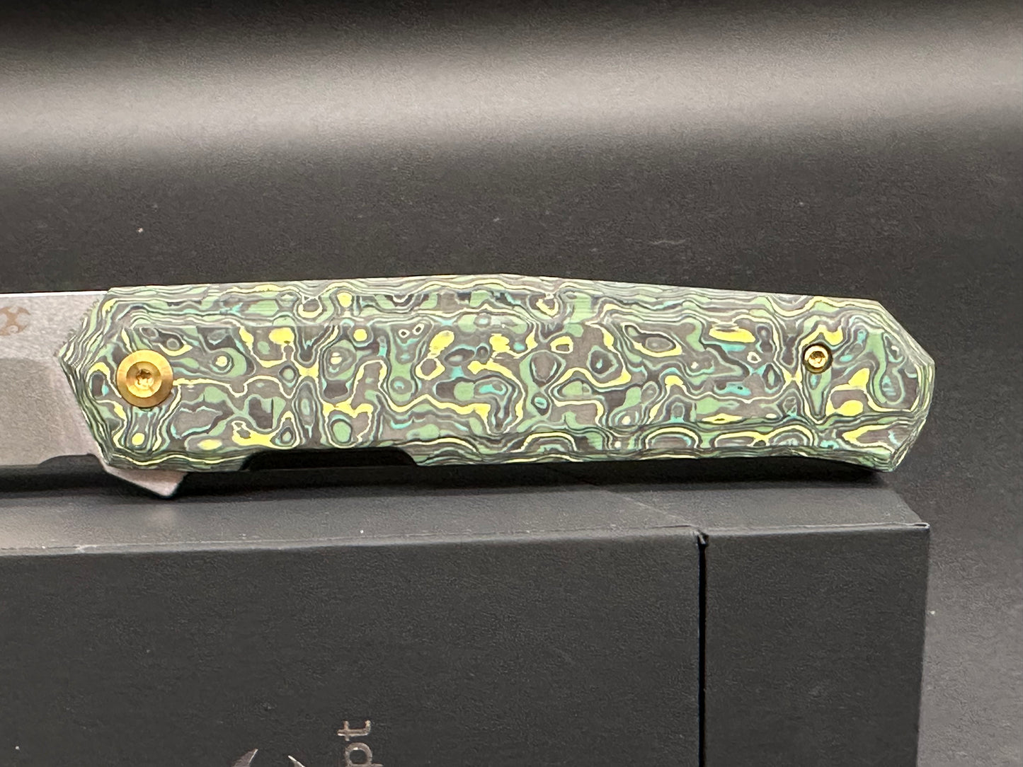 KANSEPT INTEGRA GREEN/YELLOW CARBON FIBER HANDLE S35VN blade