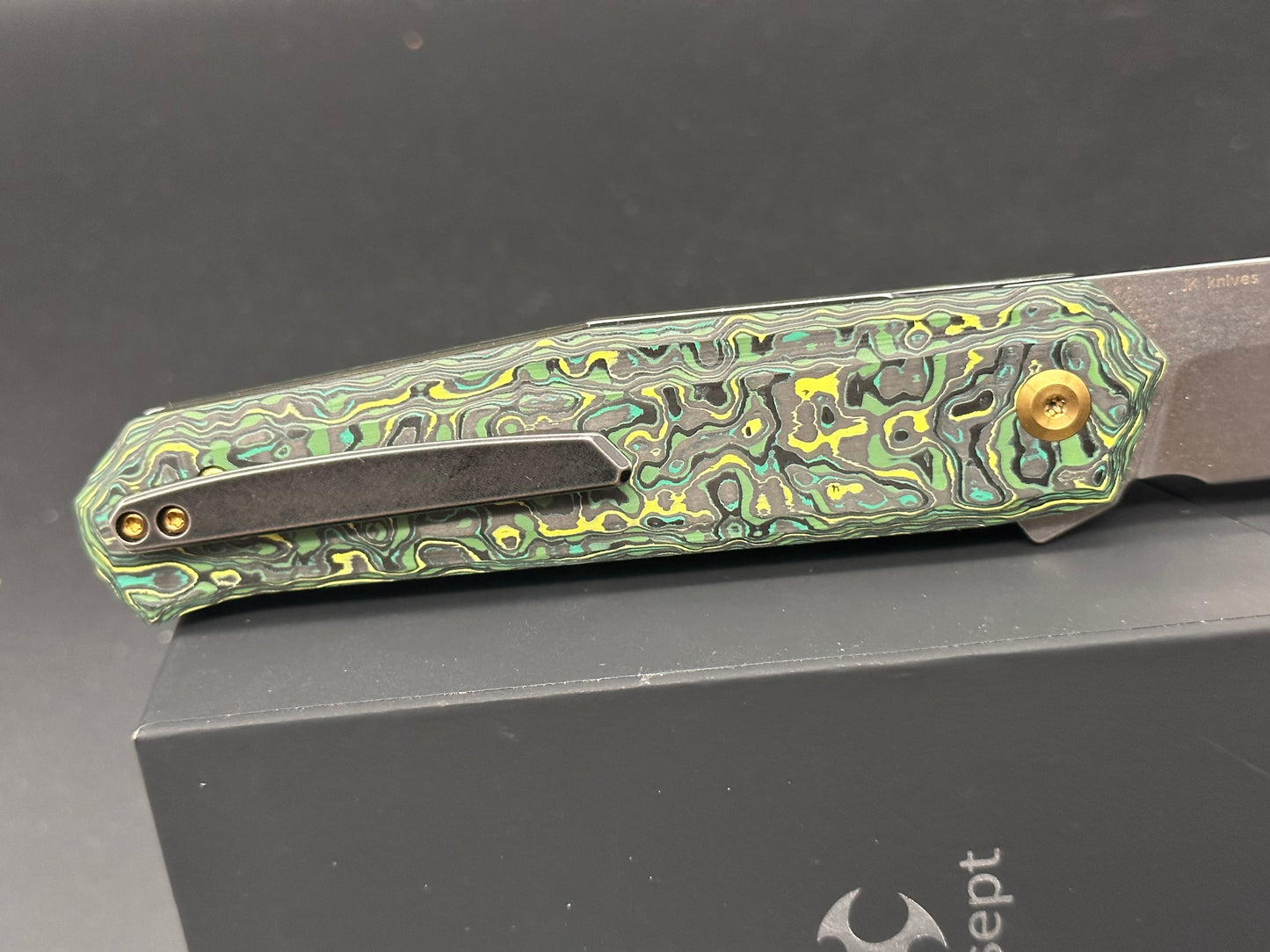 KANSEPT INTEGRA GREEN/YELLOW CARBON FIBER HANDLE S35VN blade