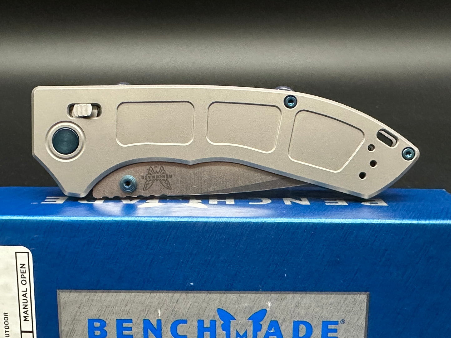 BENCHMADE NARROWS AXIS LOCK GRAY TITANIUM HANDLE M390