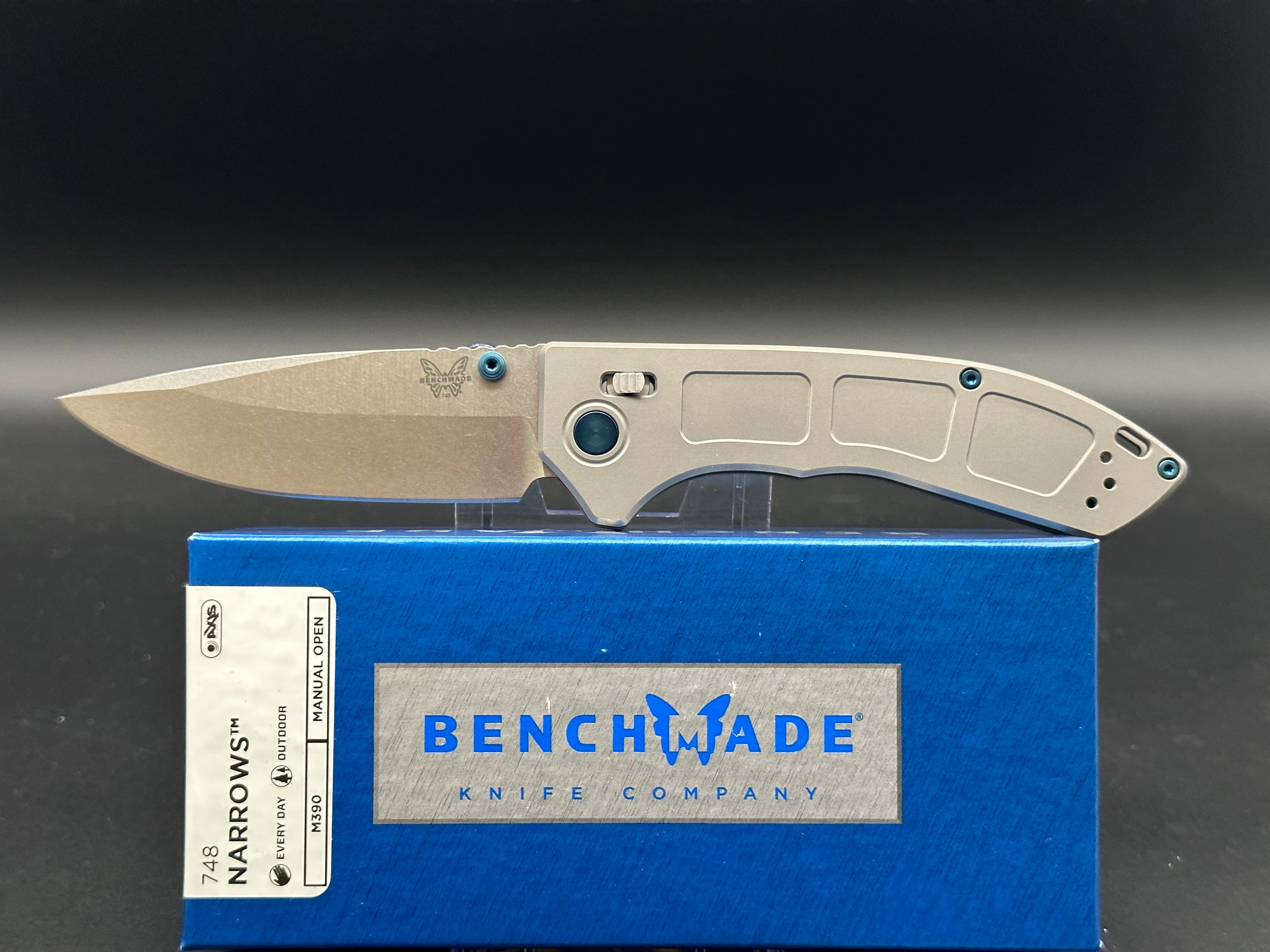 BENCHMADE NARROWS AXIS LOCK GRAY TITANIUM HANDLE M390