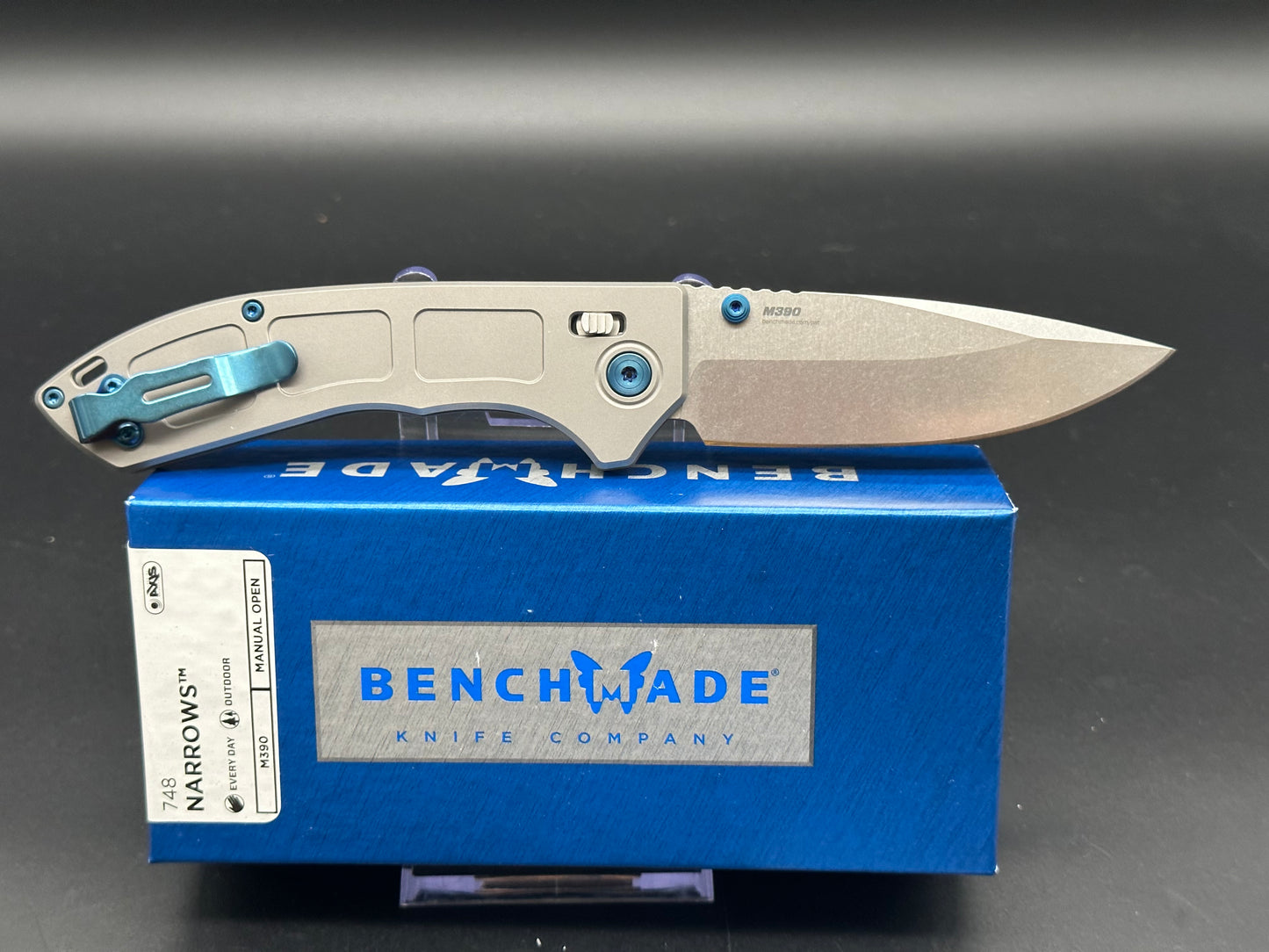 BENCHMADE NARROWS AXIS LOCK GRAY TITANIUM HANDLE M390