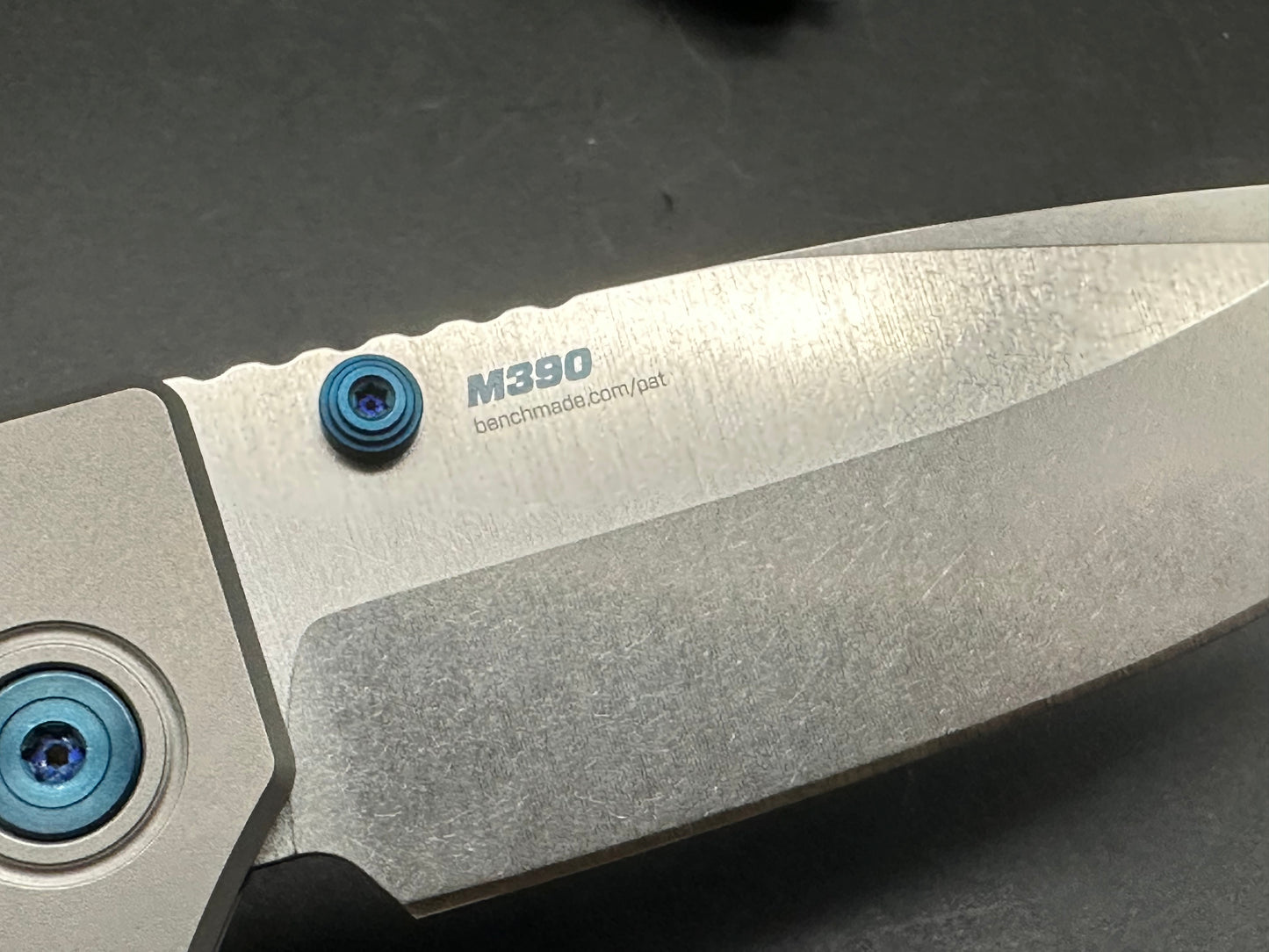 BENCHMADE NARROWS AXIS LOCK GRAY TITANIUM HANDLE M390