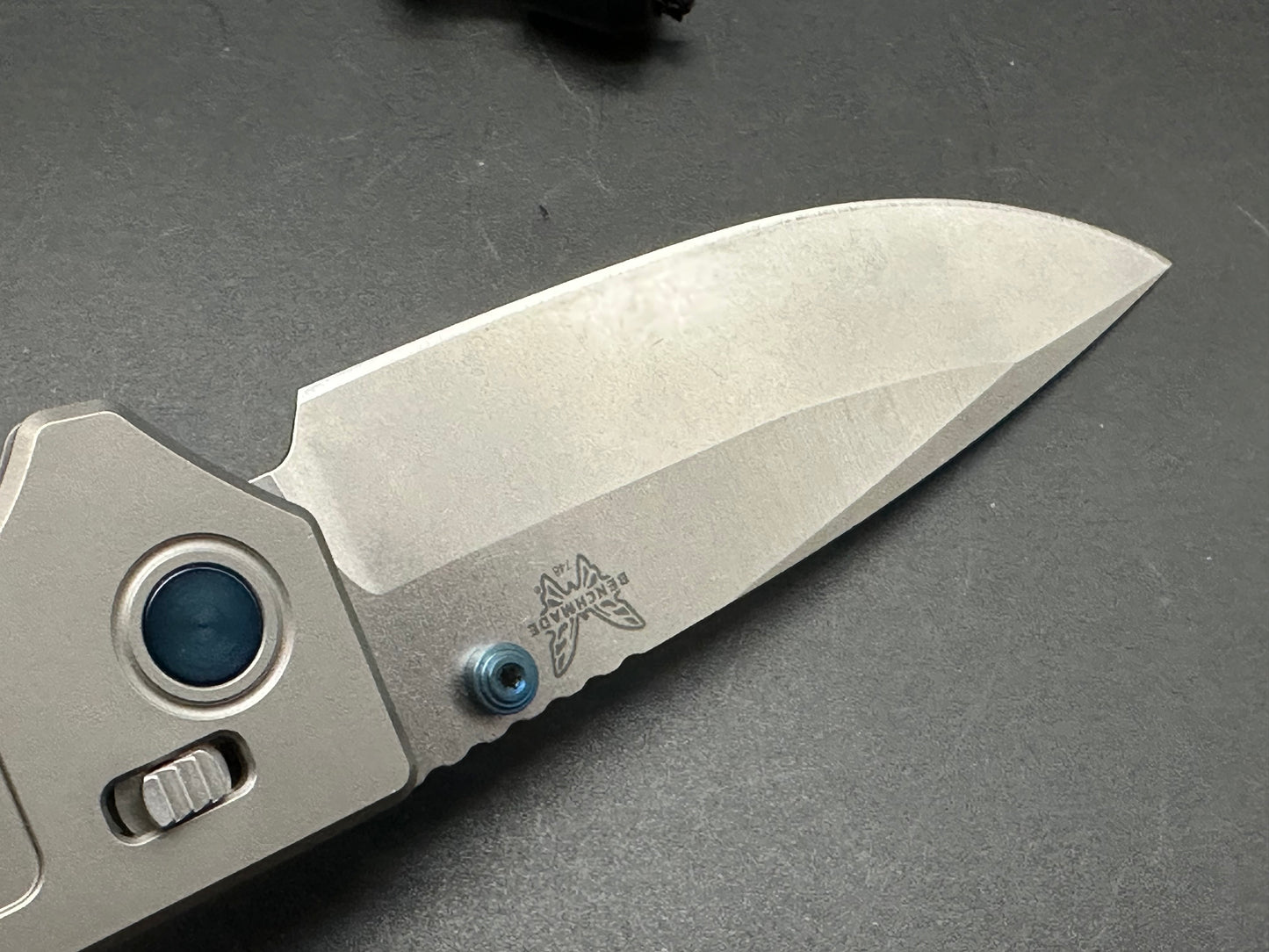 BENCHMADE NARROWS AXIS LOCK GRAY TITANIUM HANDLE M390