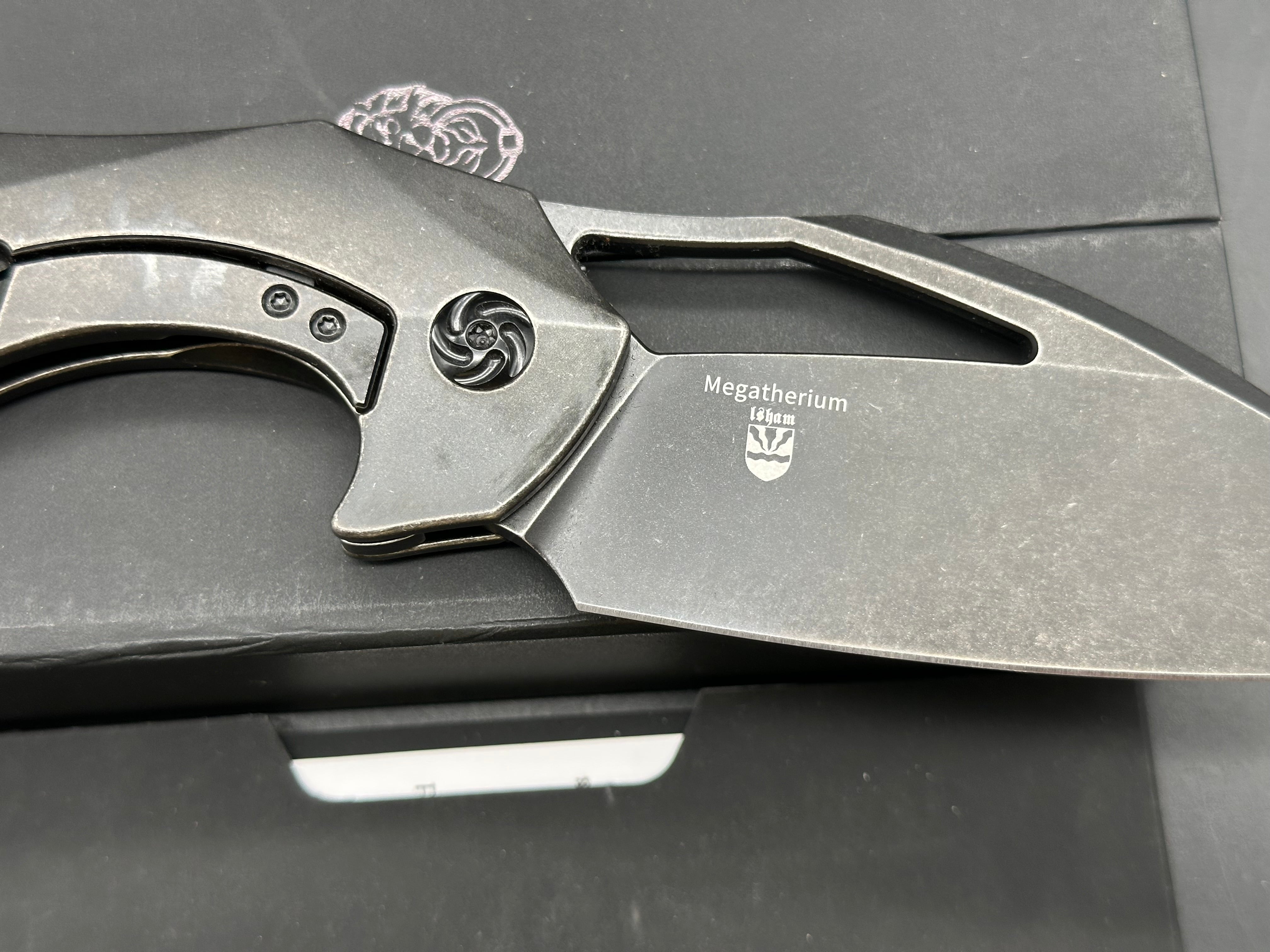 KIZER - MEGATHERIUM - TITANIUM BLACK STONEWASH - FRAME LOCK