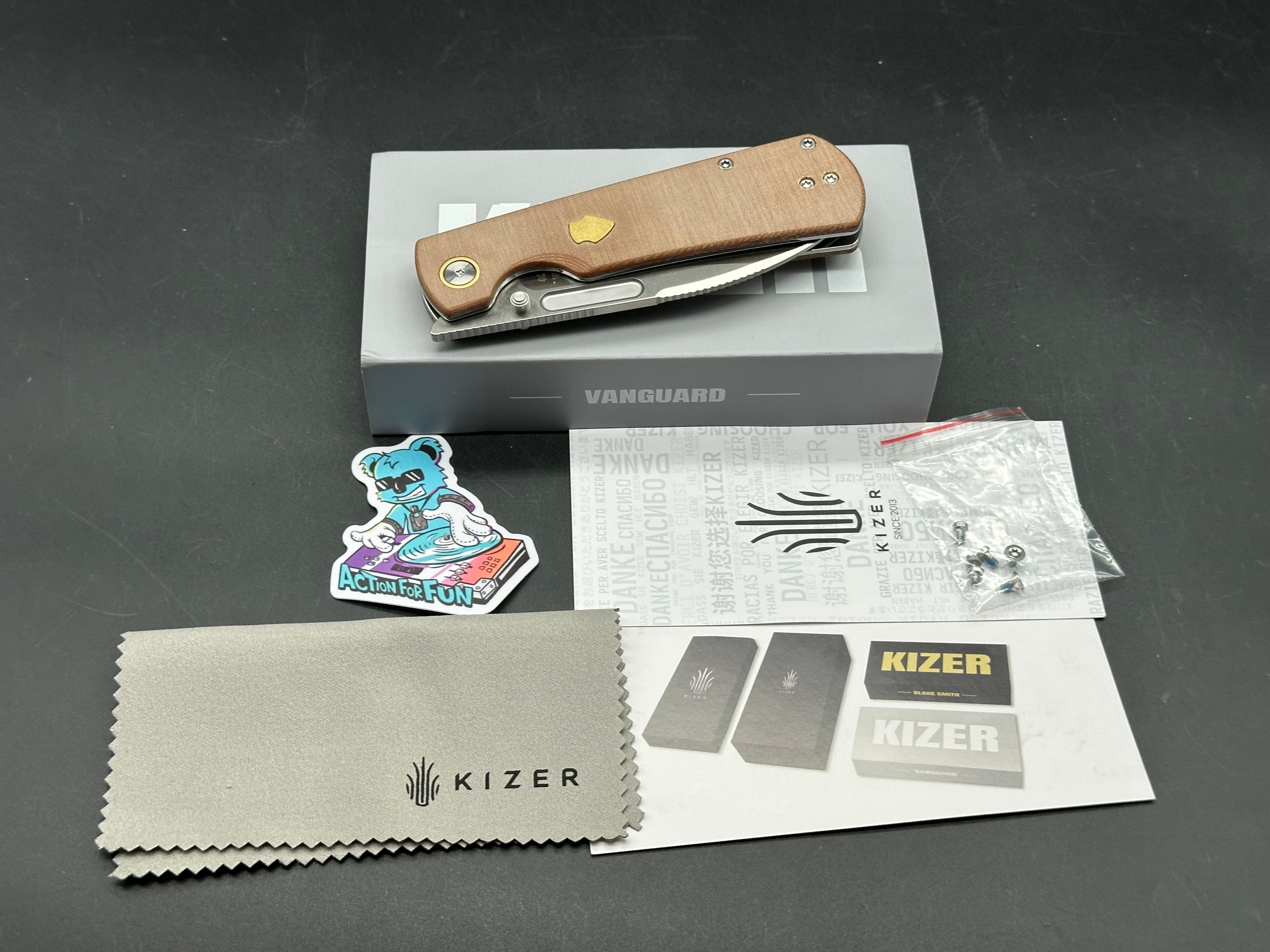 KIZER RETRO KHAKI MICARTA/BRASS HANDLE NITRO-V DROP POINT PLAIN EDGE