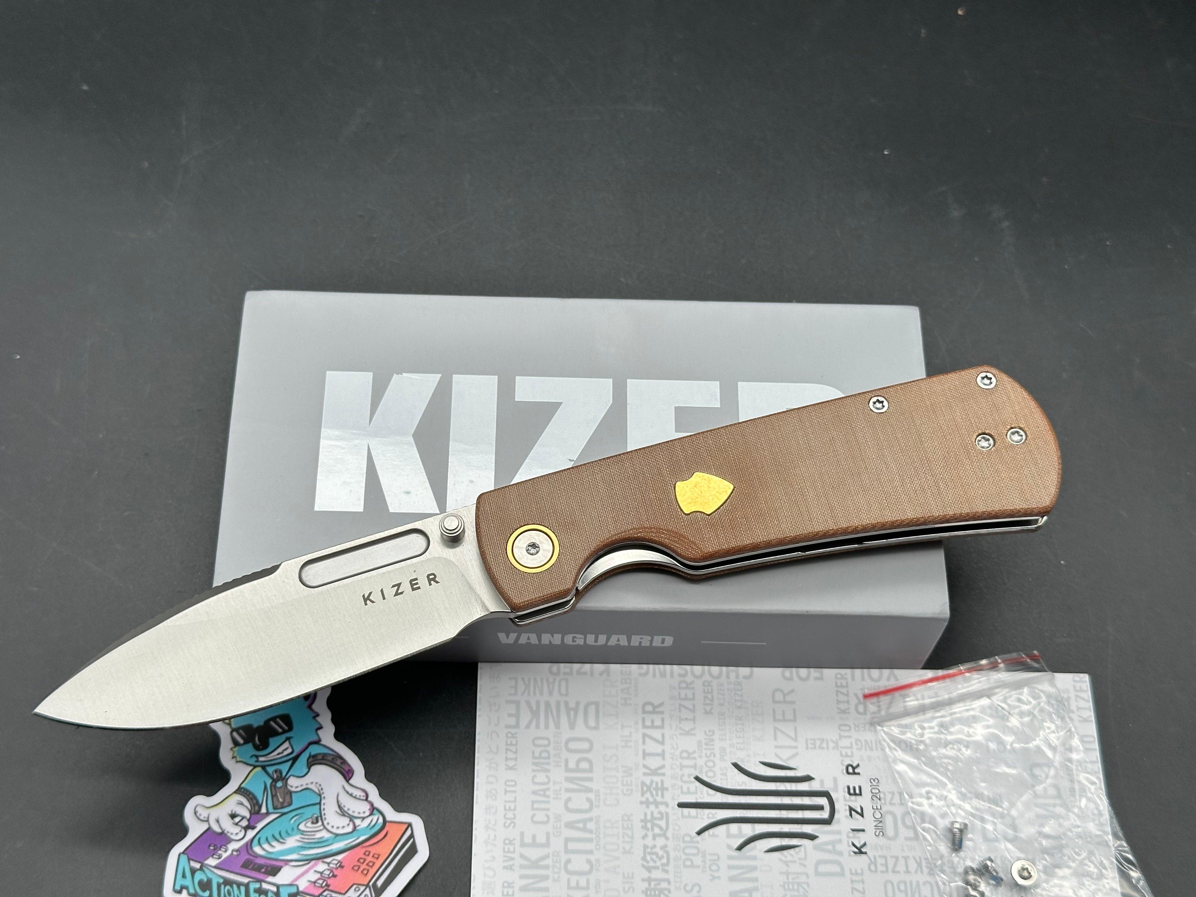KIZER RETRO KHAKI MICARTA/BRASS HANDLE NITRO-V DROP POINT PLAIN EDGE