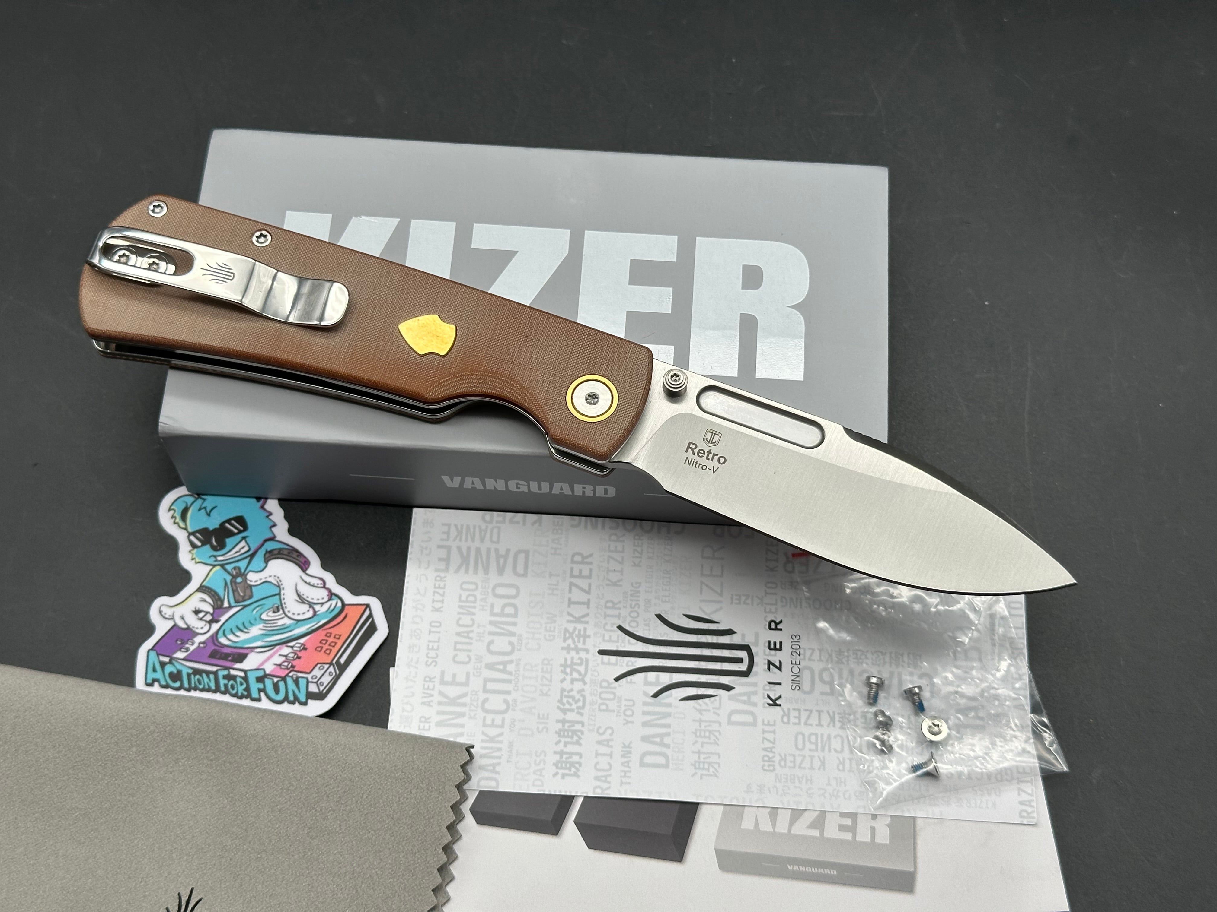 KIZER RETRO KHAKI MICARTA/BRASS HANDLE NITRO-V DROP POINT PLAIN EDGE
