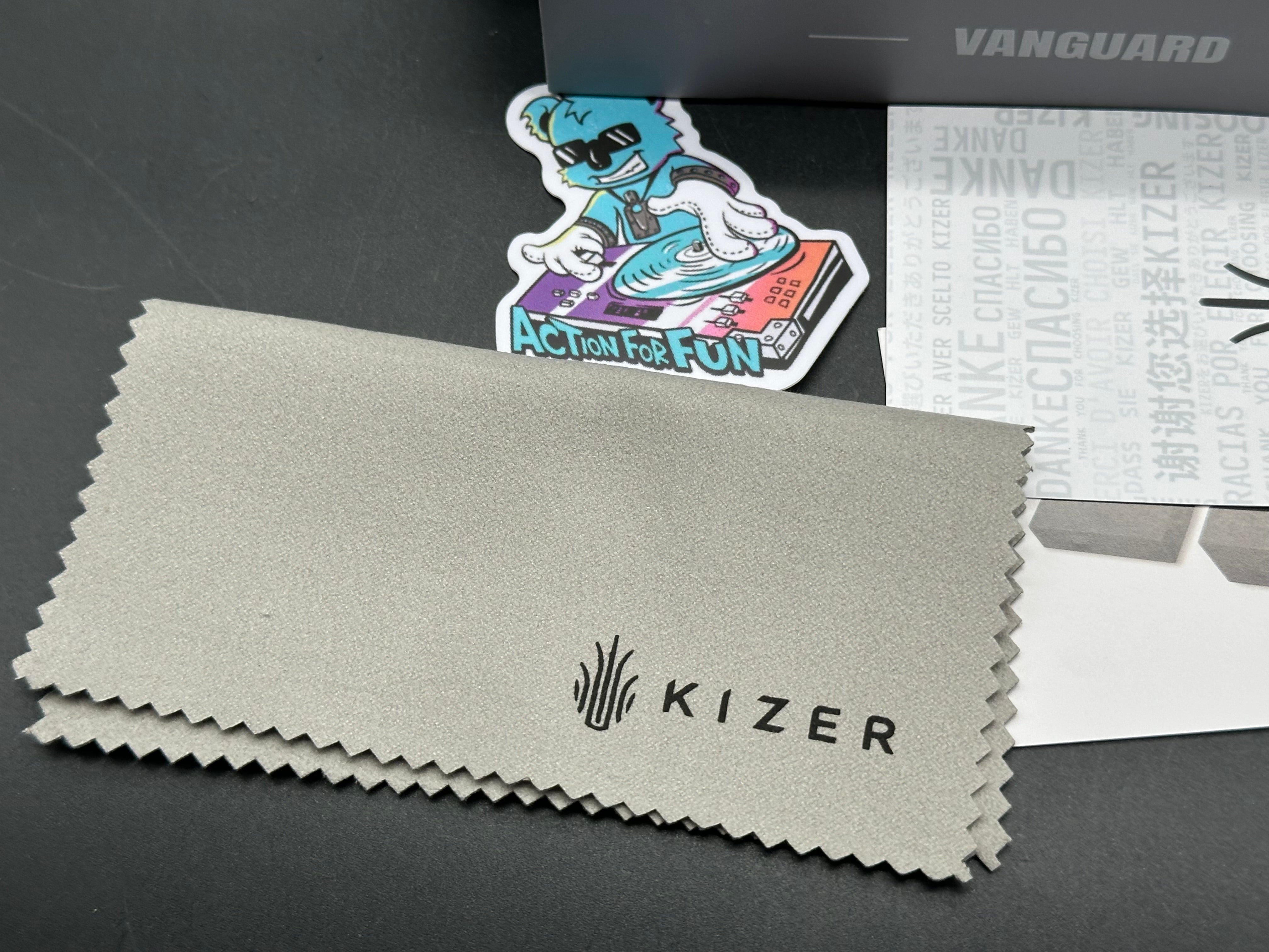 KIZER RETRO KHAKI MICARTA/BRASS HANDLE NITRO-V DROP POINT PLAIN EDGE