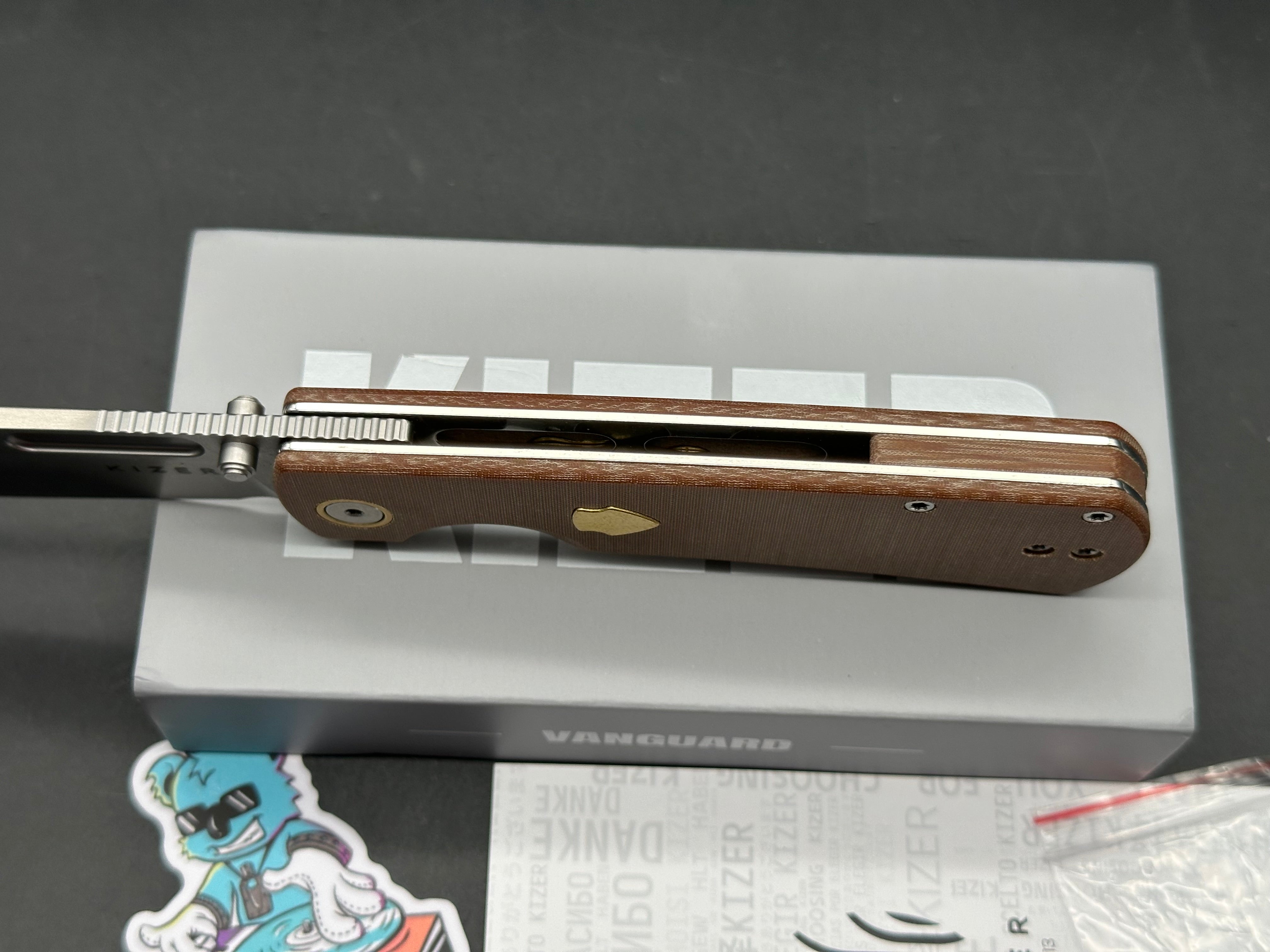 KIZER RETRO KHAKI MICARTA/BRASS HANDLE NITRO-V DROP POINT PLAIN EDGE