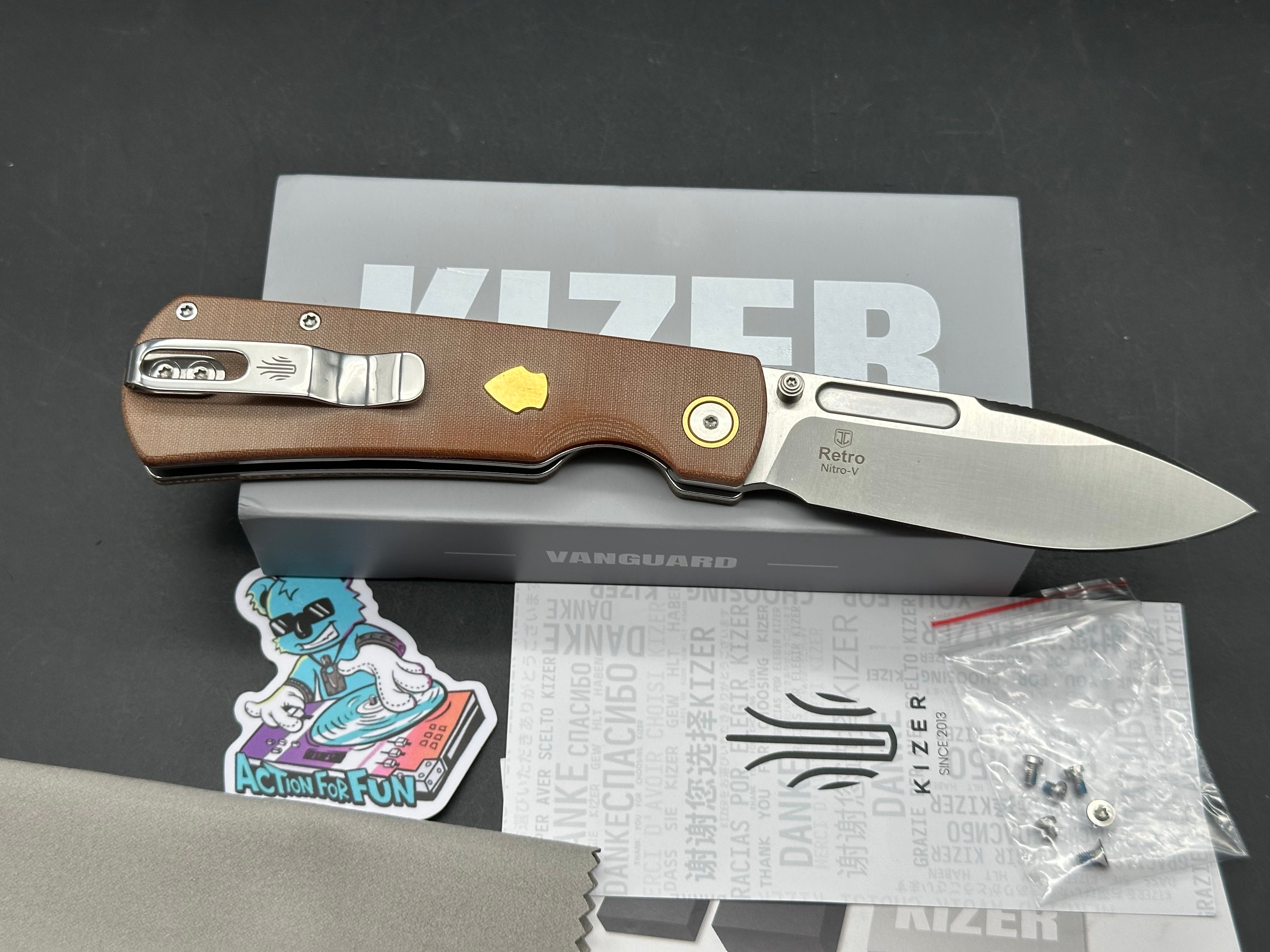 KIZER RETRO KHAKI MICARTA/BRASS HANDLE NITRO-V DROP POINT PLAIN EDGE