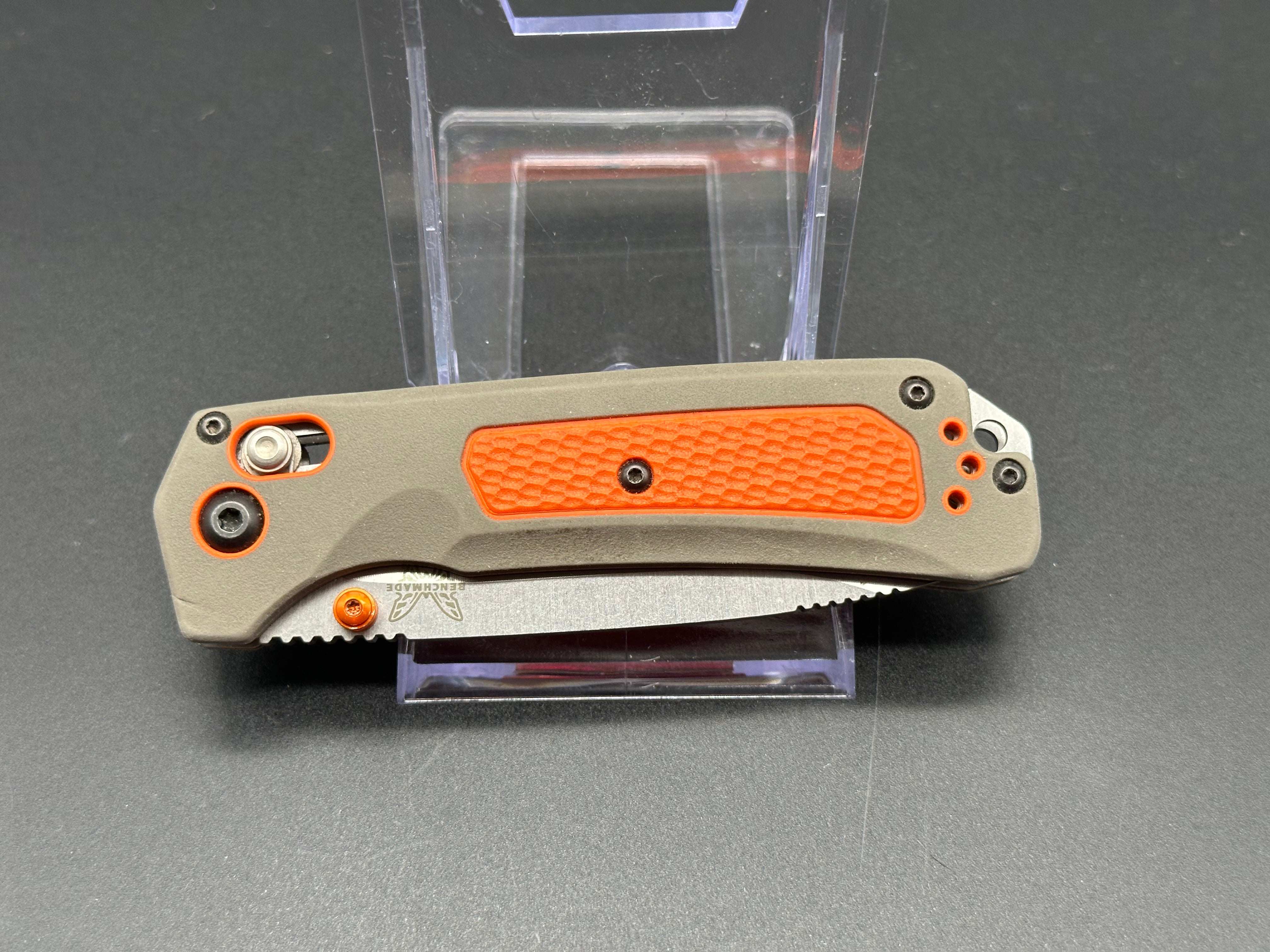 Benchmade Grizzly Ridge grey/orange Polymer handle