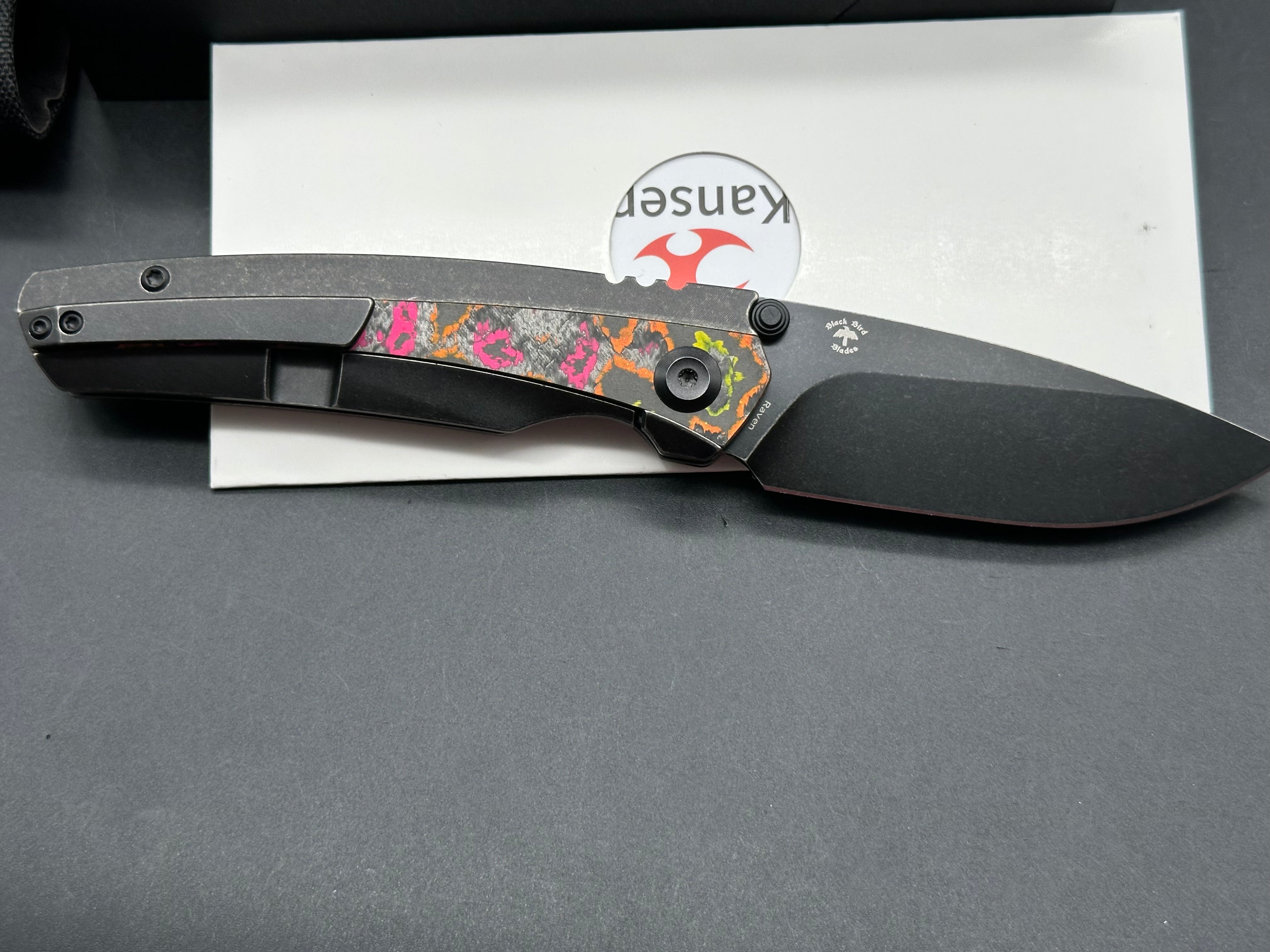 KANSEPT RAVEN BLACKWASH TITANIUM WTIH FLO PARTY CAMOCARBON HANDLE (3.13" CPM 20CV BLADE)