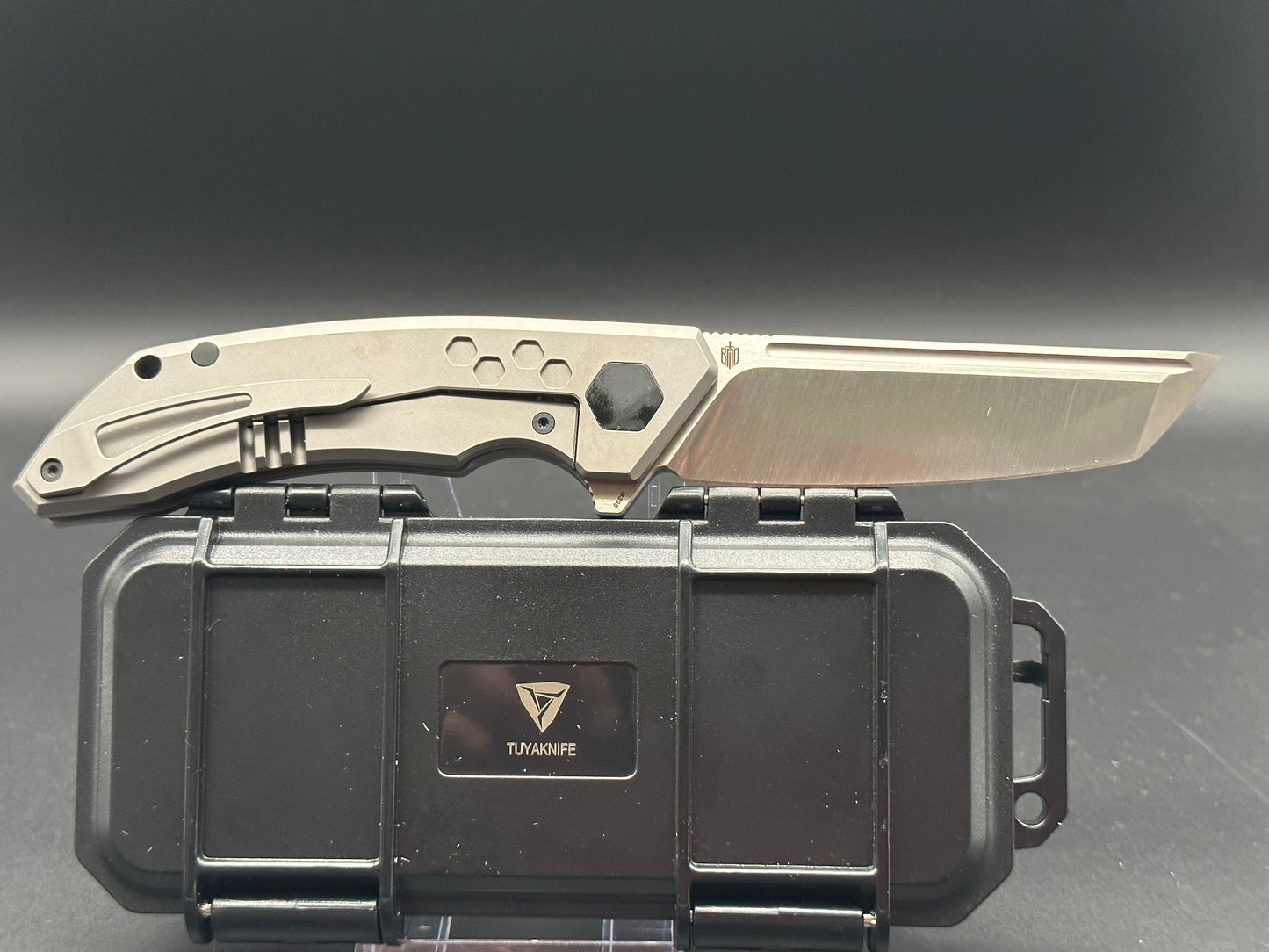 Tuya Hive 2 M390 Satin, grey Titanium w/CF inserts