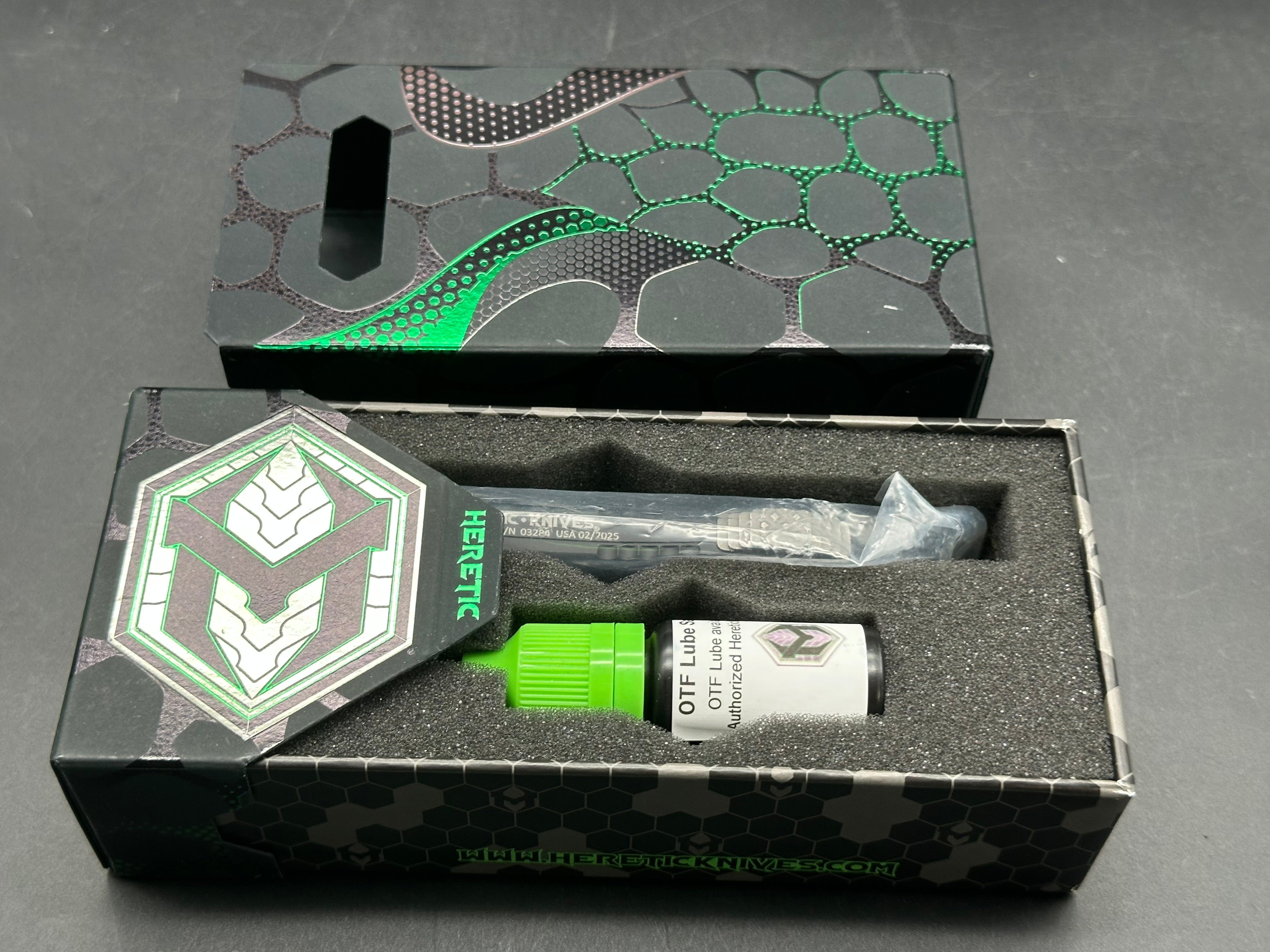 Heretic Knives Manticore E double edge/ battle worn / grenade grip