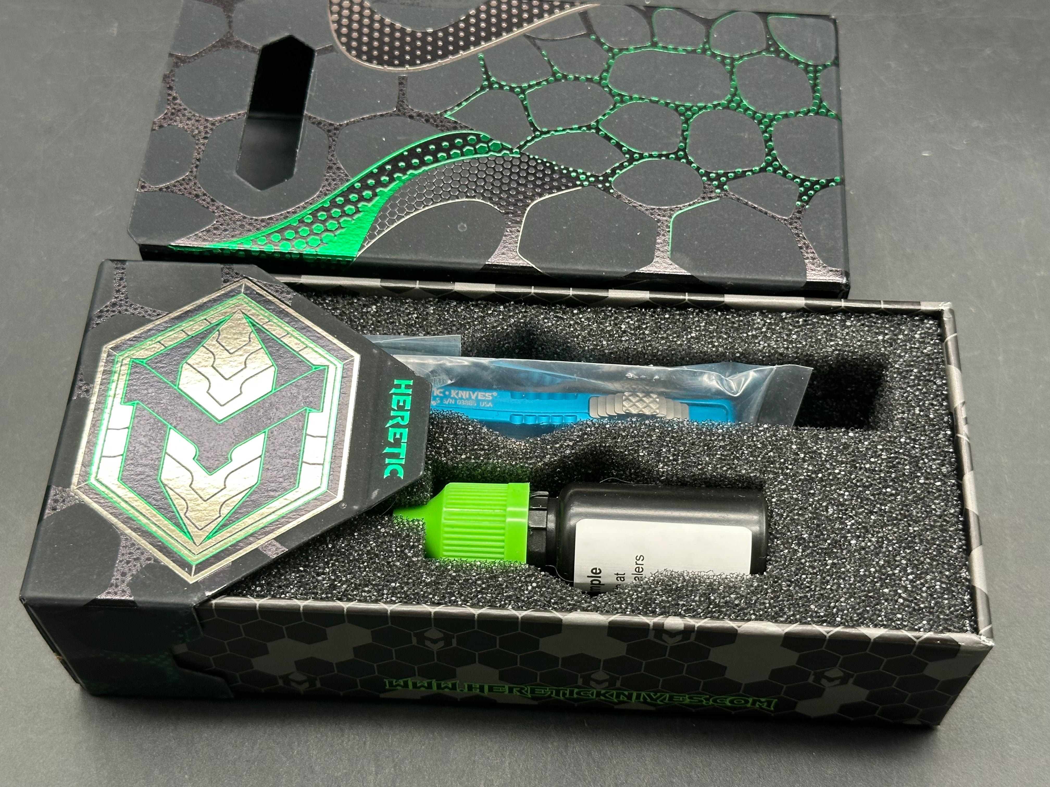 Heretic Knives Manticore S Bowie stonewashed / Turquoise / grenade grip